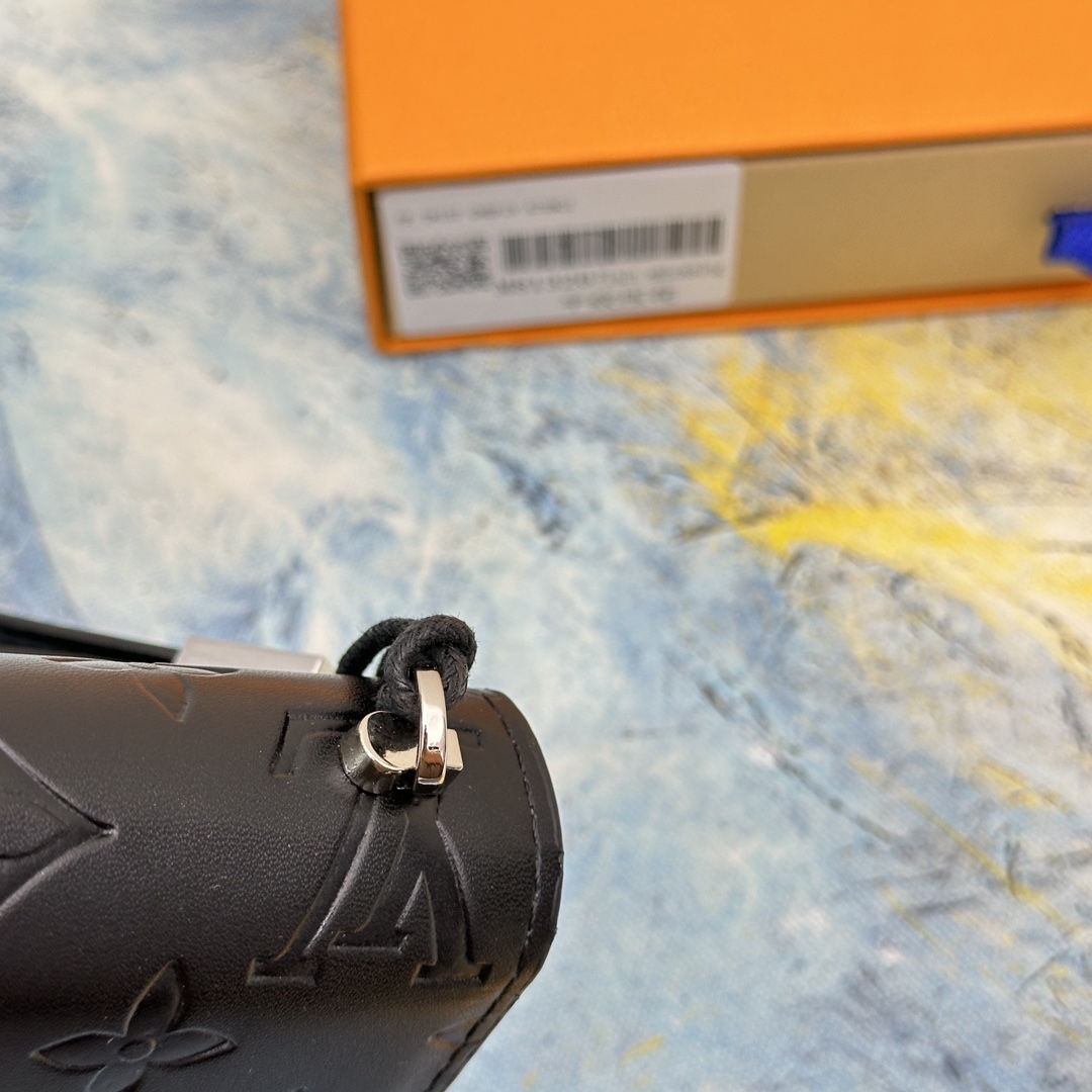 Leather long wallet card slots