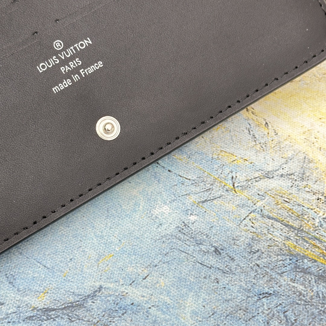 Leather long wallet in hand