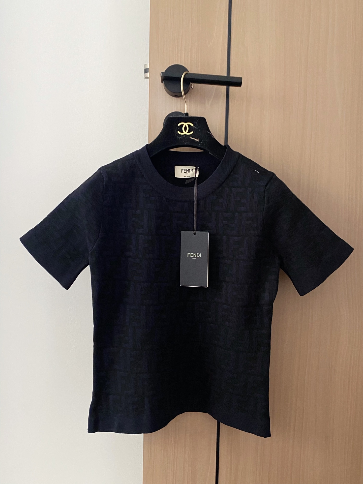 🛒—新款发售— 𝐅𝐞𝐧𝐝𝐢 𝟐𝟓𝐬𝐬 老花三色短袖 版型立体 上身時尚鬆弛感🈵️🈵️ 𝟑色𝟑碼 𝟑𝟔/𝟑