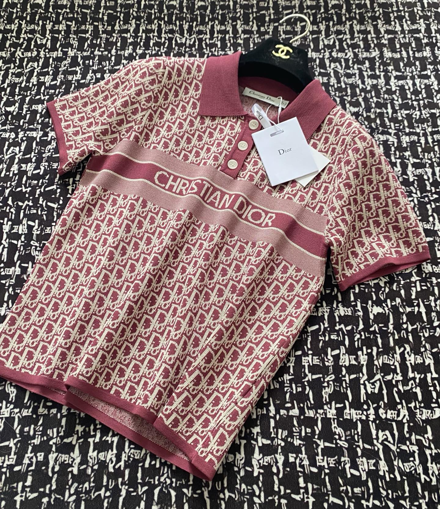 NO:330765,New two-color presbyterian short sleeves, presbyterian logo pattern embroidery embroidery and decoration, upper body looks slim and fashionable, size //, T-shirt, alexander wang19860909新款 二色老花短袖 老花logo图案刺绣点缀修饰 上身顯瘦時尚 码数//,,T-shirt,alexander wang,Women's clothing