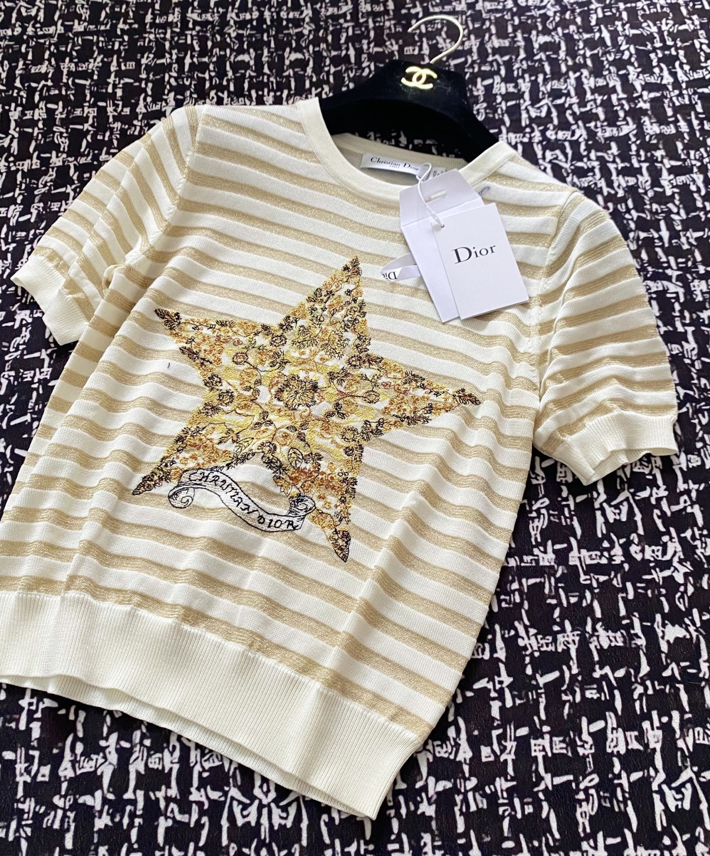 NO:330779,New two-color striped embroidery short sleeve logo pattern embroidery embroidery embroidery decoration upper body look slim and fashionable Size //, T-shirt, alexander wang19860909新款 二色条纹刺绣短袖 logo图案刺绣点缀修饰 上身顯瘦時尚 码数//,,T-shirt,alexander wang,Women's clothing