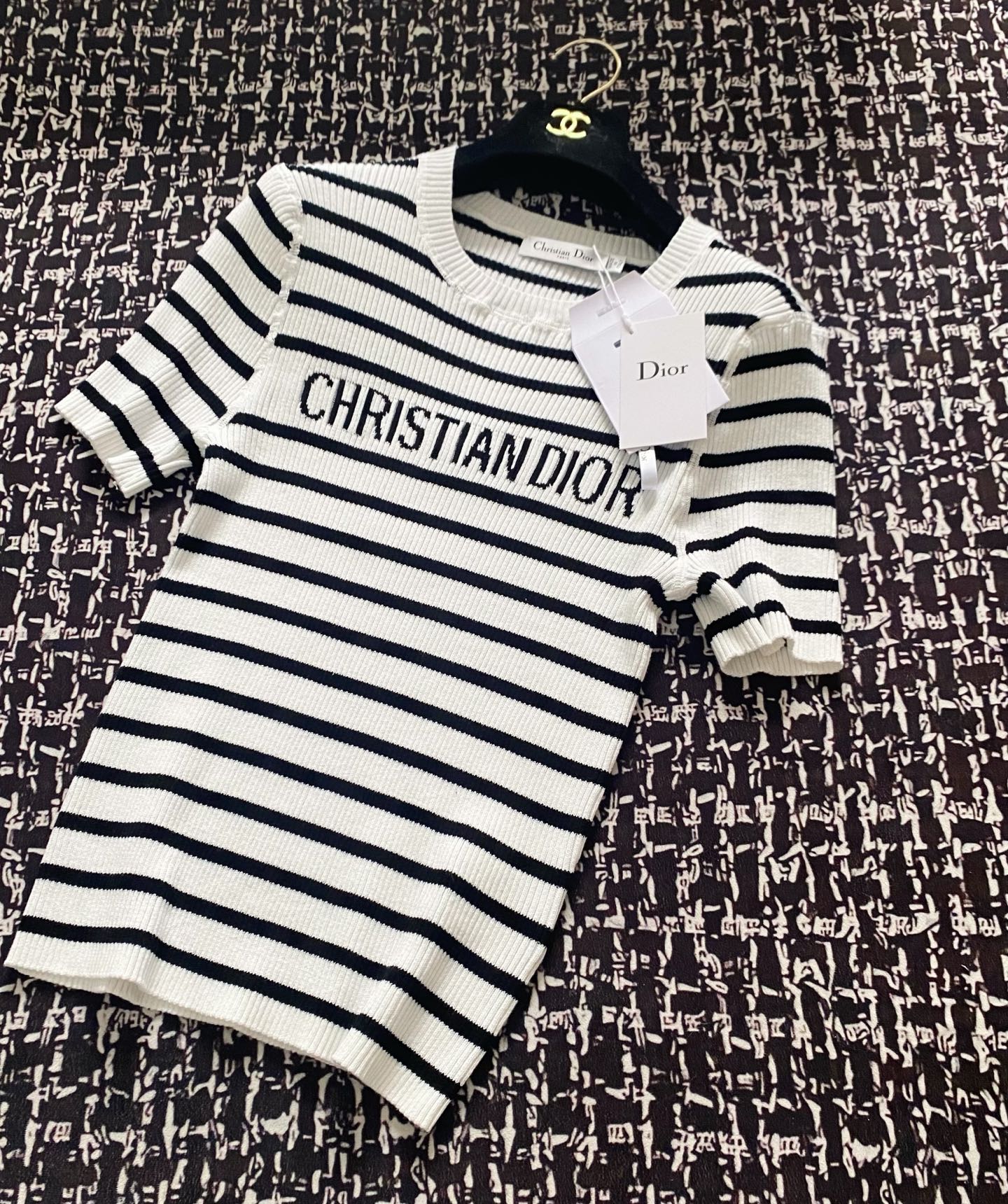 NO:330750,New two-color striped logo short-sleeved pattern embellishment and decoration, upper body makes it look slim and fashionable. Size //, T-shirt, alexander wang19860909新款 二色条纹logo短袖 图案点缀修饰 上身顯瘦時尚 码数//,,T-shirt,alexander wang,Women's clothing