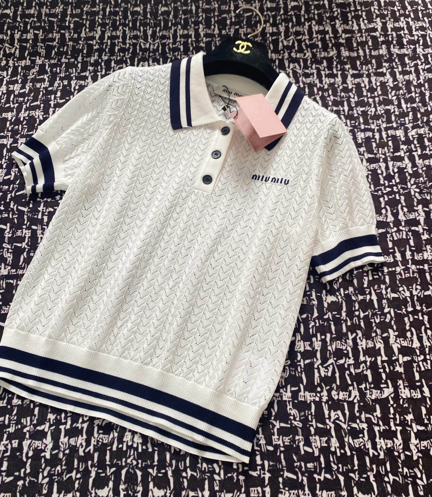 NO:330752,New style simple hollow lapel short sleeve logo embellishment and decoration, slim and versatile upper body size //, T-shirt, alexander wang19860909新款 簡約镂空翻领短袖 logo点缀修饰 上身显瘦百搭 码数//,,T-shirt,alexander wang,Women's clothing