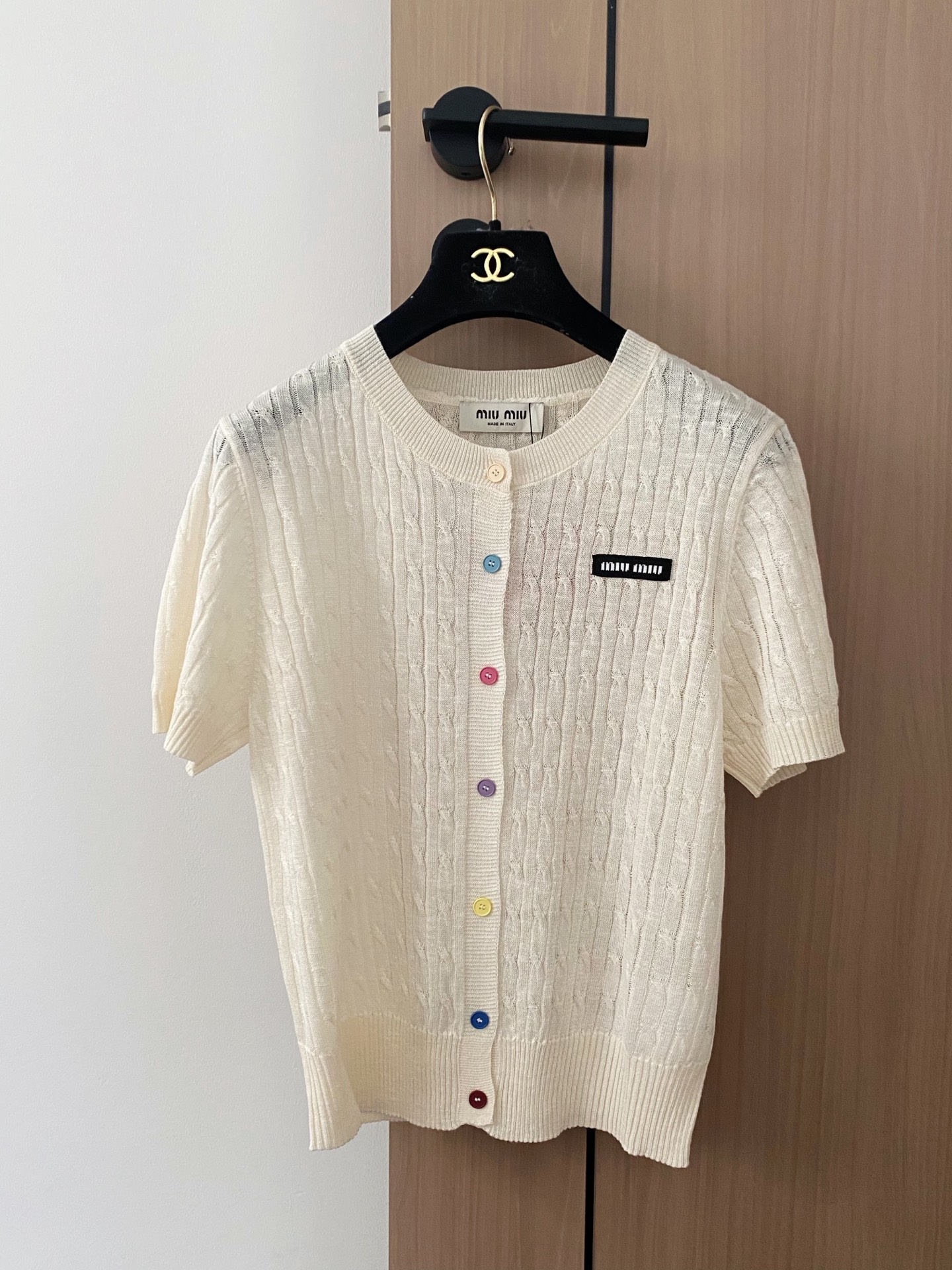 🛒—新款发售— 𝐌𝐢𝐮𝐦𝐢𝐮 𝟐𝟓新款 三色开衫 彩色纽扣点缀修饰 上身显瘦百搭 𝟑色𝟑碼 𝟑𝟔/𝟑𝟖/