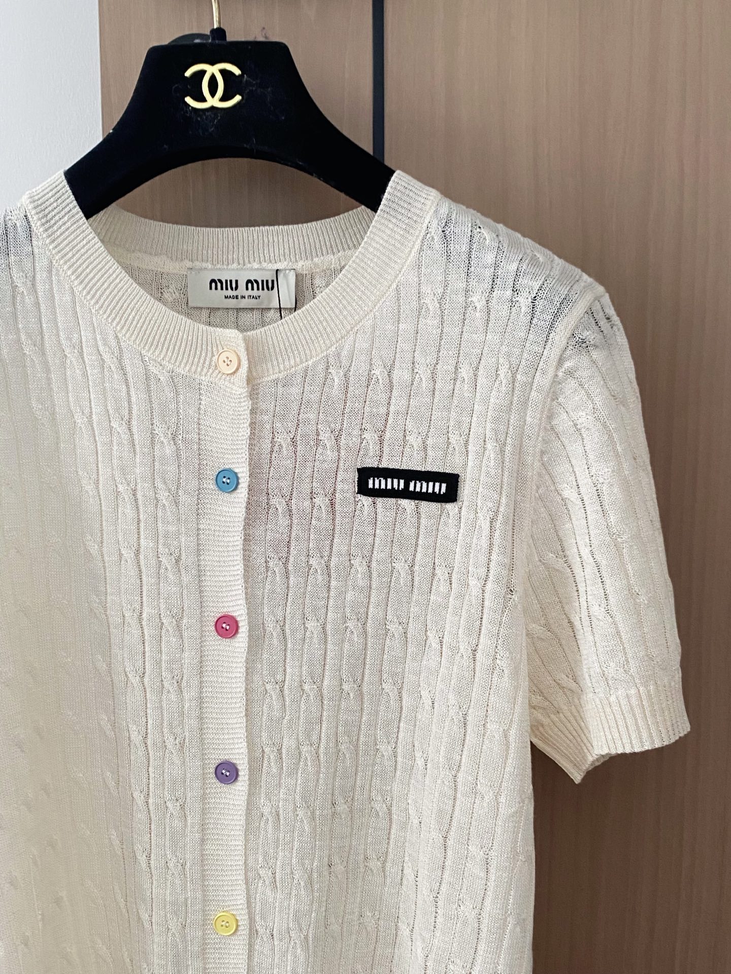 🛒—新款发售— 𝐌𝐢𝐮𝐦𝐢𝐮 𝟐𝟓新款 三色开衫 彩色纽扣点缀修饰 上身显瘦百搭 𝟑色𝟑碼 𝟑𝟔/𝟑𝟖/