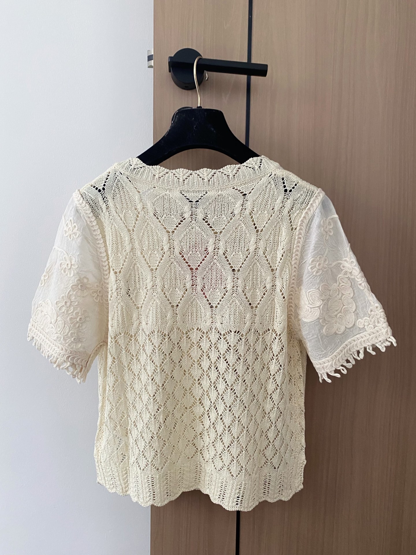🛒—新款发售— 𝐌𝐢𝐮𝐦𝐢𝐮 𝟐𝟓新款 三色开衫 logo点缀修饰 上身显瘦百搭 𝟑色𝟑碼 𝟑𝟔/𝟑𝟖/