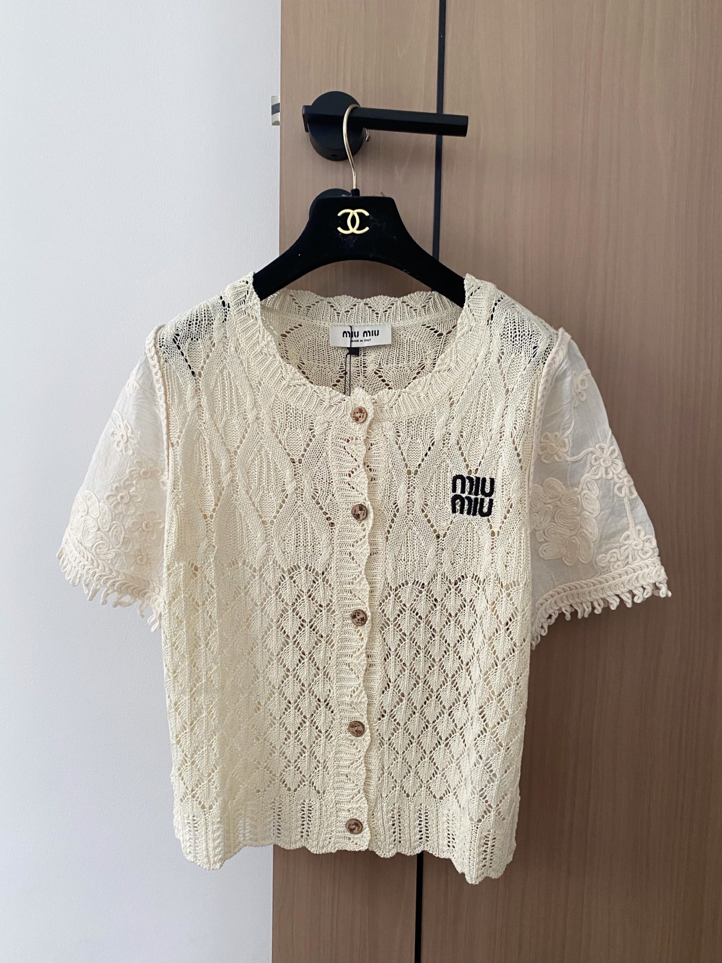 🛒—新款发售— 𝐌𝐢𝐮𝐦𝐢𝐮 𝟐𝟓新款 三色开衫 logo点缀修饰 上身显瘦百搭 𝟑色𝟑碼 𝟑𝟔/𝟑𝟖/