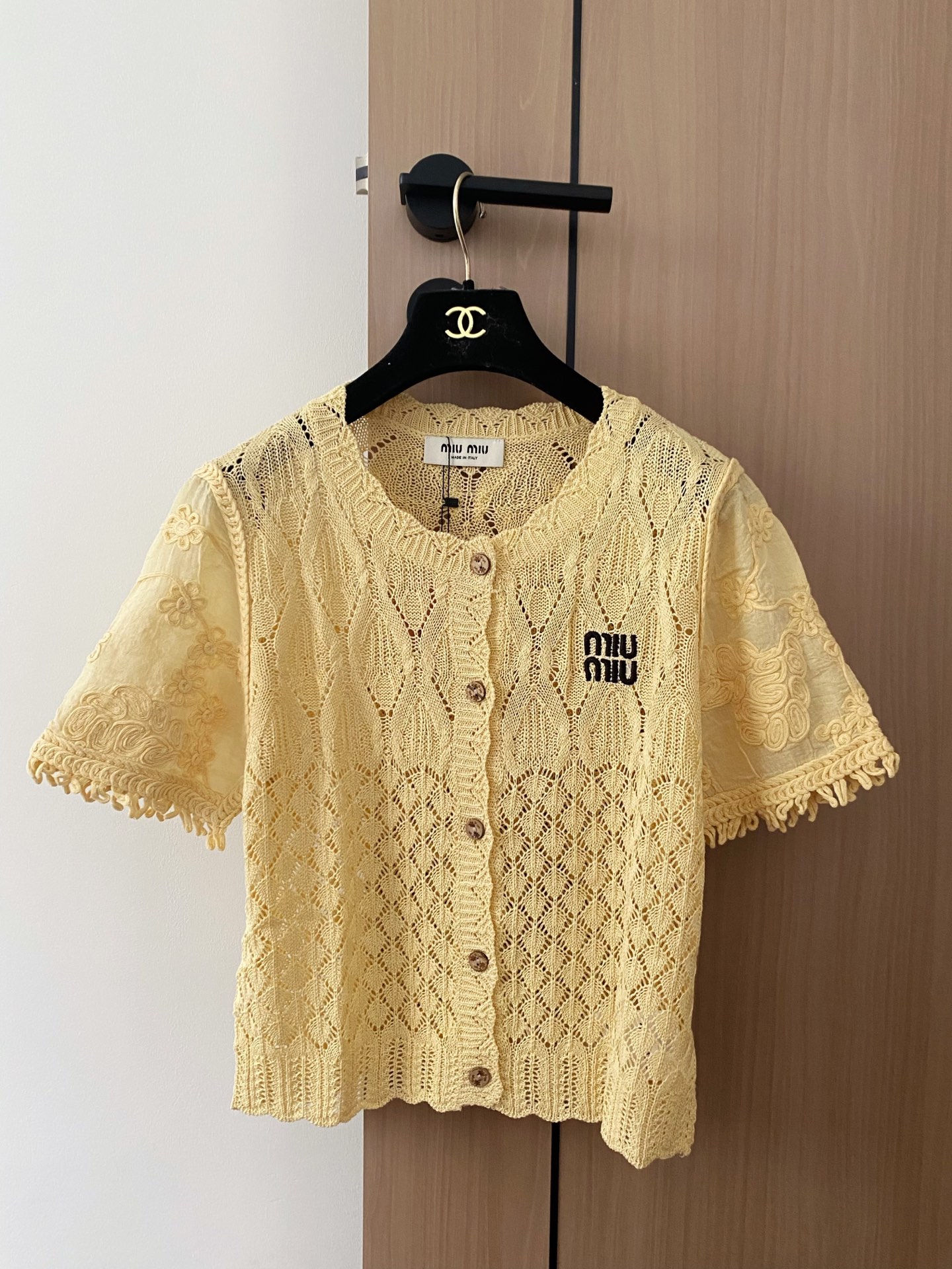 🛒—新款发售— 𝐌𝐢𝐮𝐦𝐢𝐮 𝟐𝟓新款 三色开衫 logo点缀修饰 上身显瘦百搭 𝟑色𝟑碼 𝟑𝟔/𝟑𝟖/