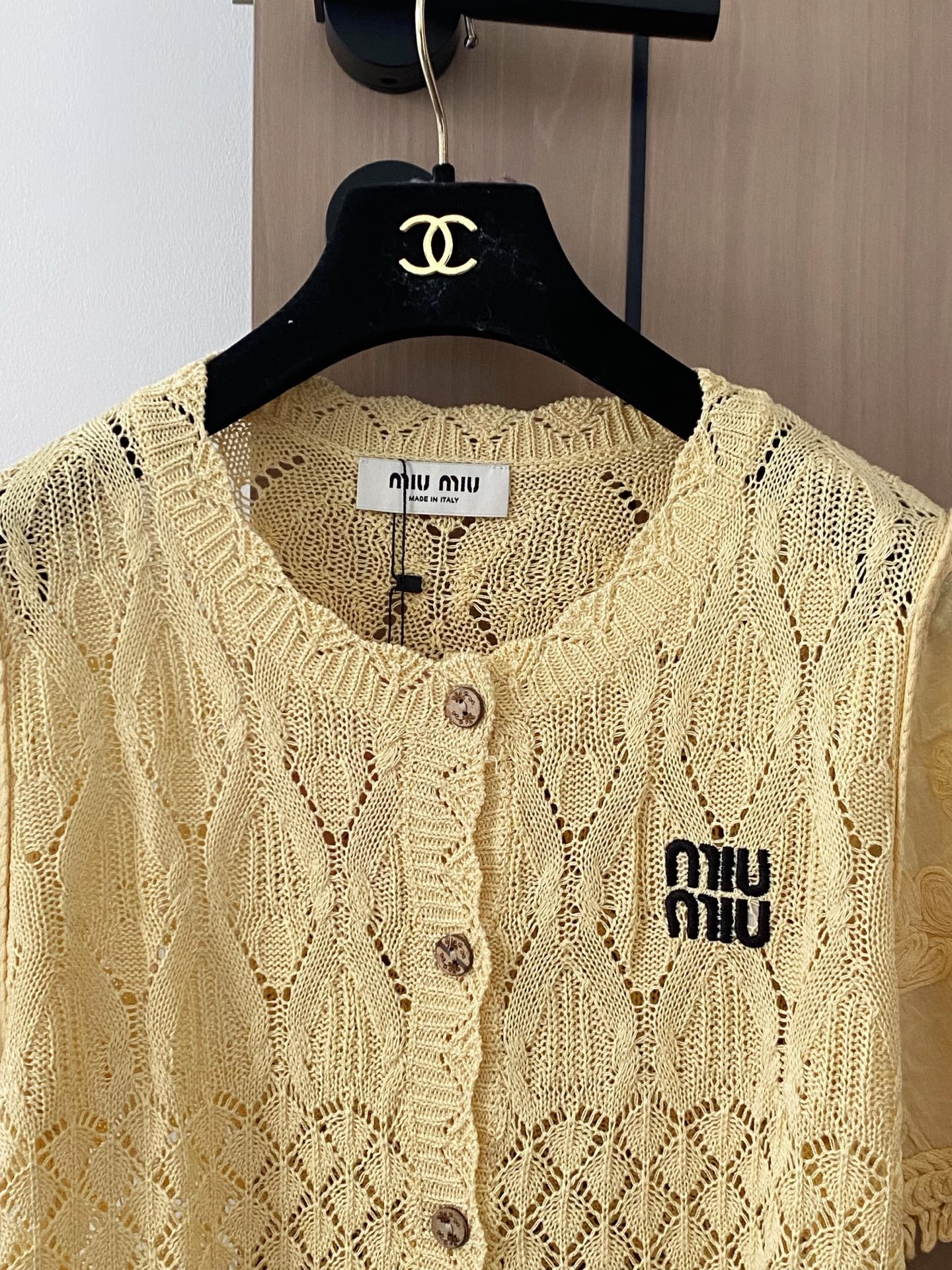 🛒—新款发售— 𝐌𝐢𝐮𝐦𝐢𝐮 𝟐𝟓新款 三色开衫 logo点缀修饰 上身显瘦百搭 𝟑色𝟑碼 𝟑𝟔/𝟑𝟖/