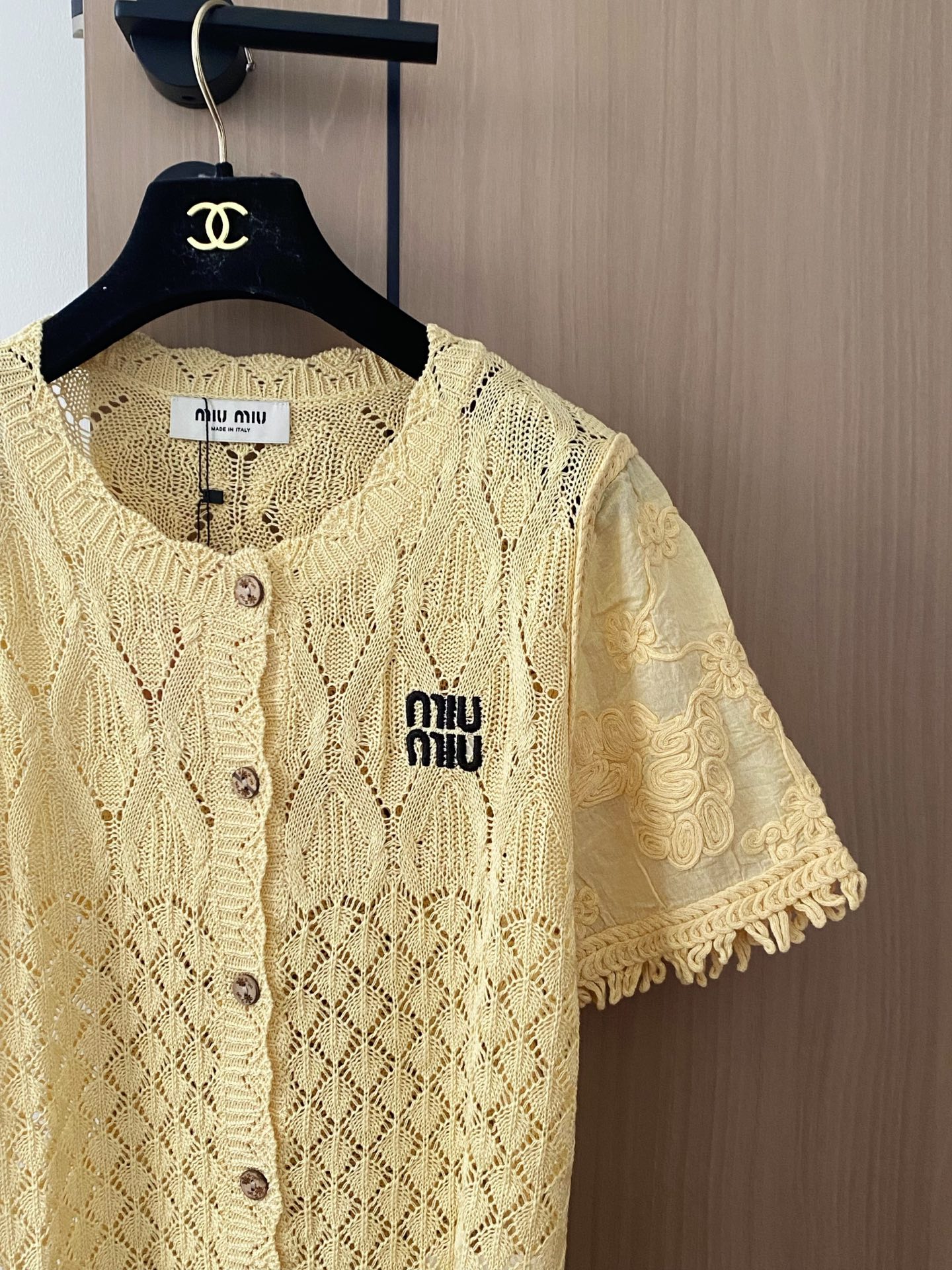 🛒—新款发售— 𝐌𝐢𝐮𝐦𝐢𝐮 𝟐𝟓新款 三色开衫 logo点缀修饰 上身显瘦百搭 𝟑色𝟑碼 𝟑𝟔/𝟑𝟖/