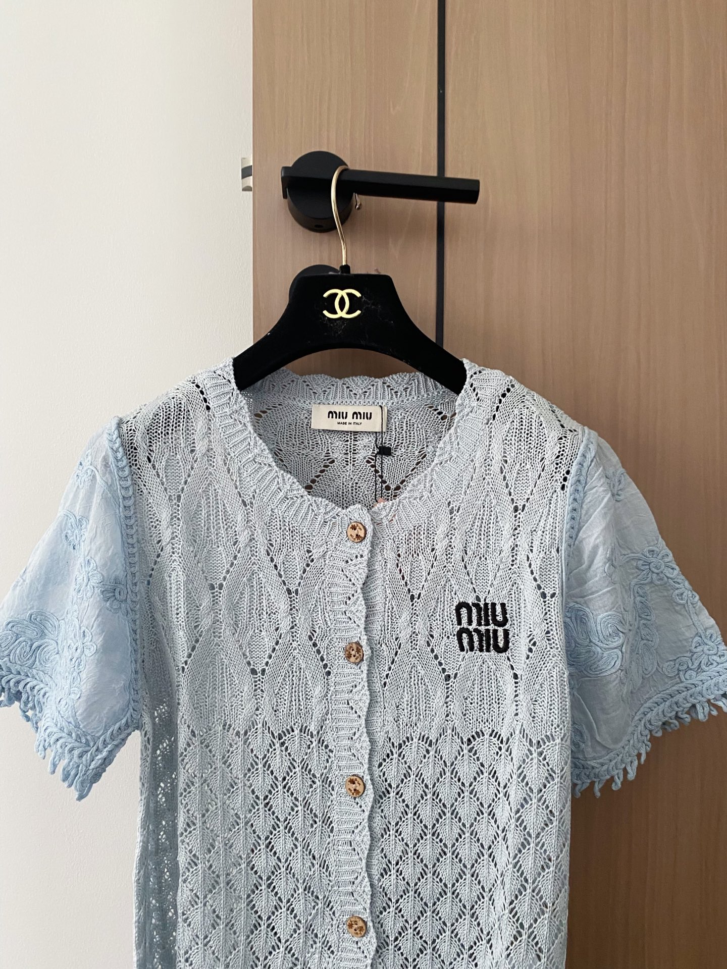 🛒—新款发售— 𝐌𝐢𝐮𝐦𝐢𝐮 𝟐𝟓新款 三色开衫 logo点缀修饰 上身显瘦百搭 𝟑色𝟑碼 𝟑𝟔/𝟑𝟖/
