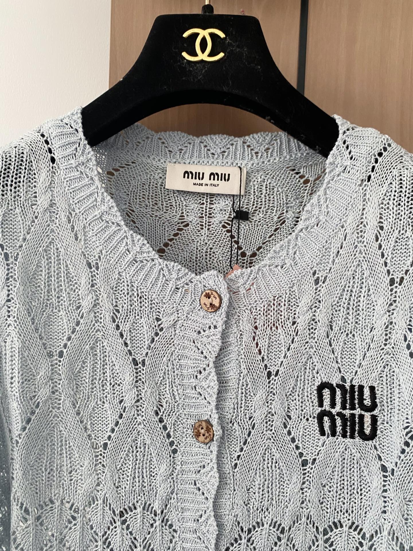 🛒—新款发售— 𝐌𝐢𝐮𝐦𝐢𝐮 𝟐𝟓新款 三色开衫 logo点缀修饰 上身显瘦百搭 𝟑色𝟑碼 𝟑𝟔/𝟑𝟖/