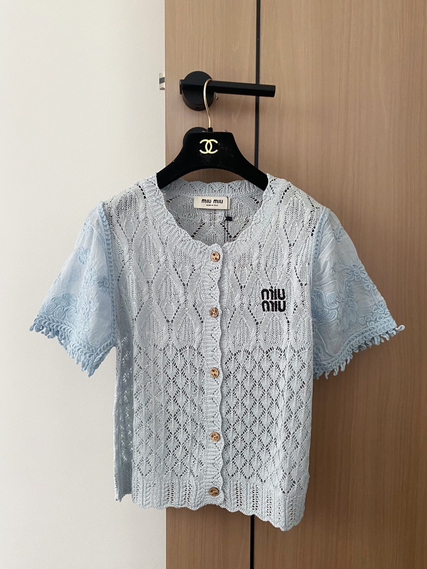 🛒—新款发售— 𝐌𝐢𝐮𝐦𝐢𝐮 𝟐𝟓新款 三色开衫 logo点缀修饰 上身显瘦百搭 𝟑色𝟑碼 𝟑𝟔/𝟑𝟖/