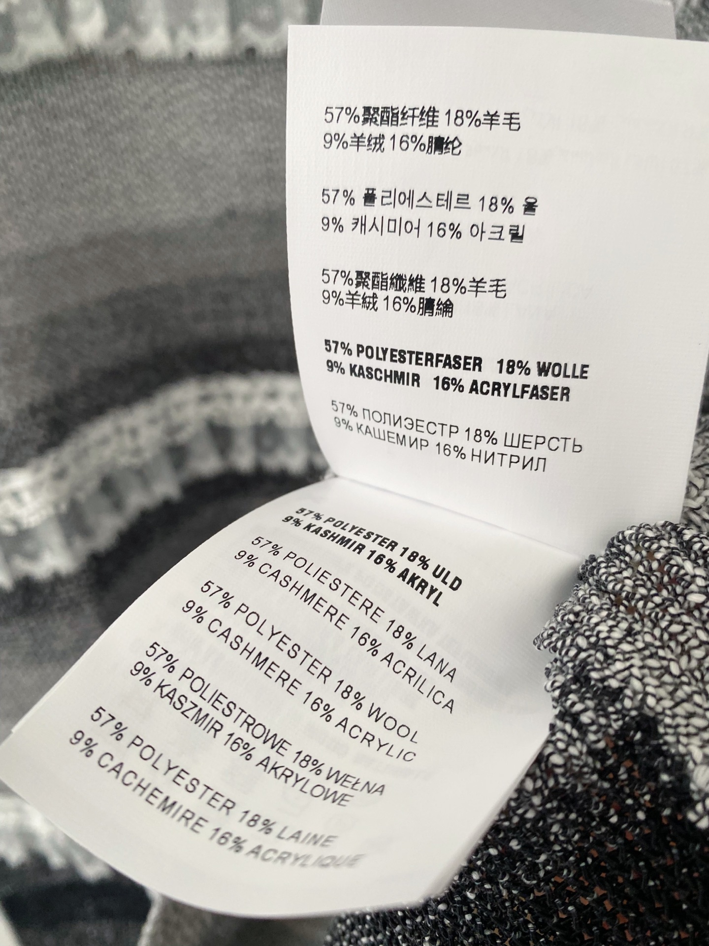 🛒—新款发售— 𝐌𝐢𝐮𝐦𝐢𝐮 𝟐𝟓新款 三色短袖 logo点缀修饰 上身显瘦百搭 𝟑色𝟑碼 𝟑𝟔/𝟑𝟖/