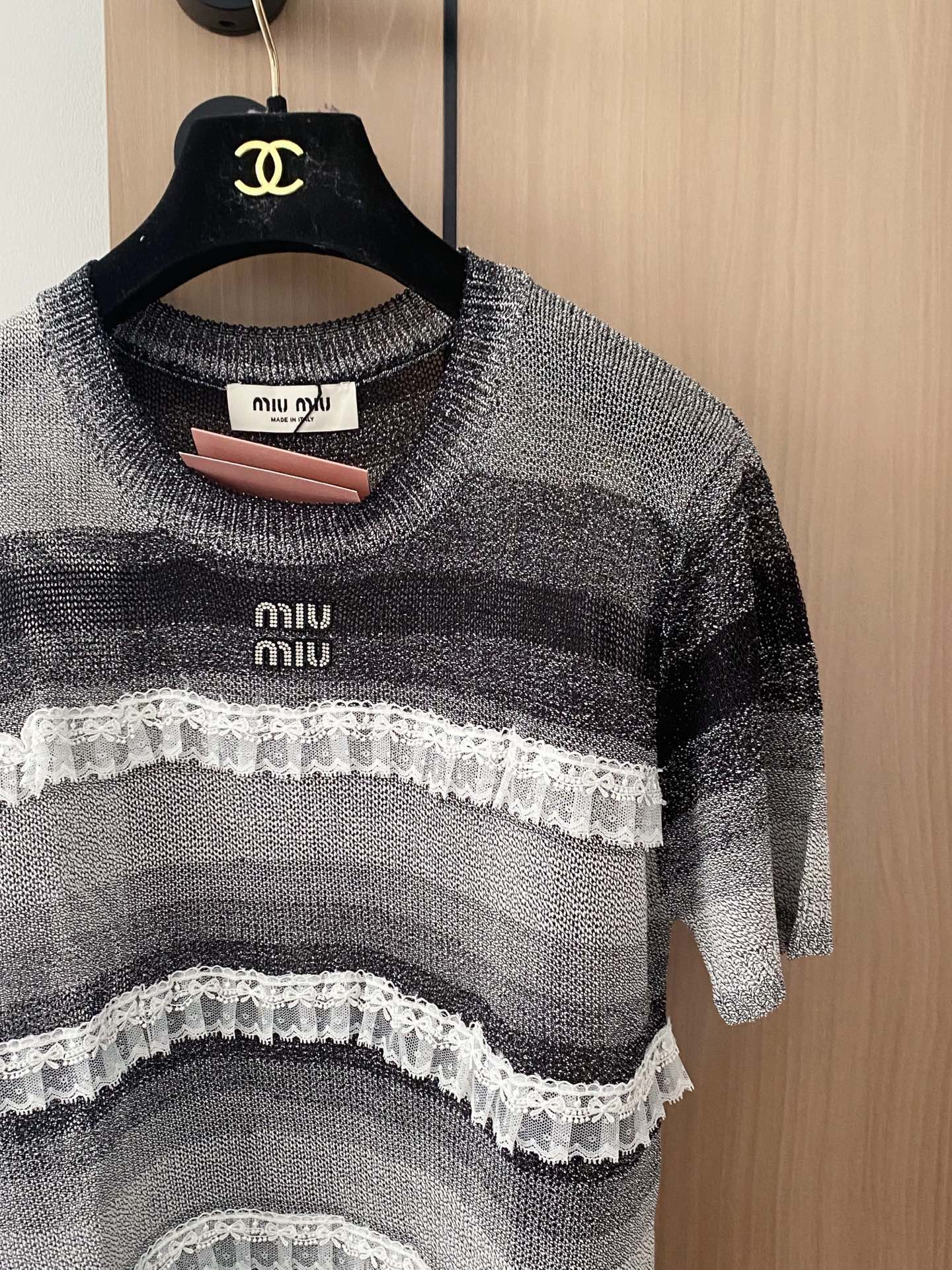 🛒—新款发售— 𝐌𝐢𝐮𝐦𝐢𝐮 𝟐𝟓新款 三色短袖 logo点缀修饰 上身显瘦百搭 𝟑色𝟑碼 𝟑𝟔/𝟑𝟖/