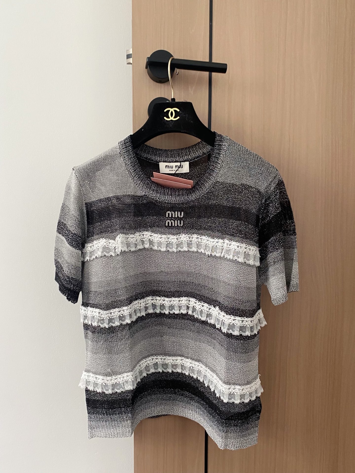 🛒—新款发售— 𝐌𝐢𝐮𝐦𝐢𝐮 𝟐𝟓新款 三色短袖 logo点缀修饰 上身显瘦百搭 𝟑色𝟑碼 𝟑𝟔/𝟑𝟖/