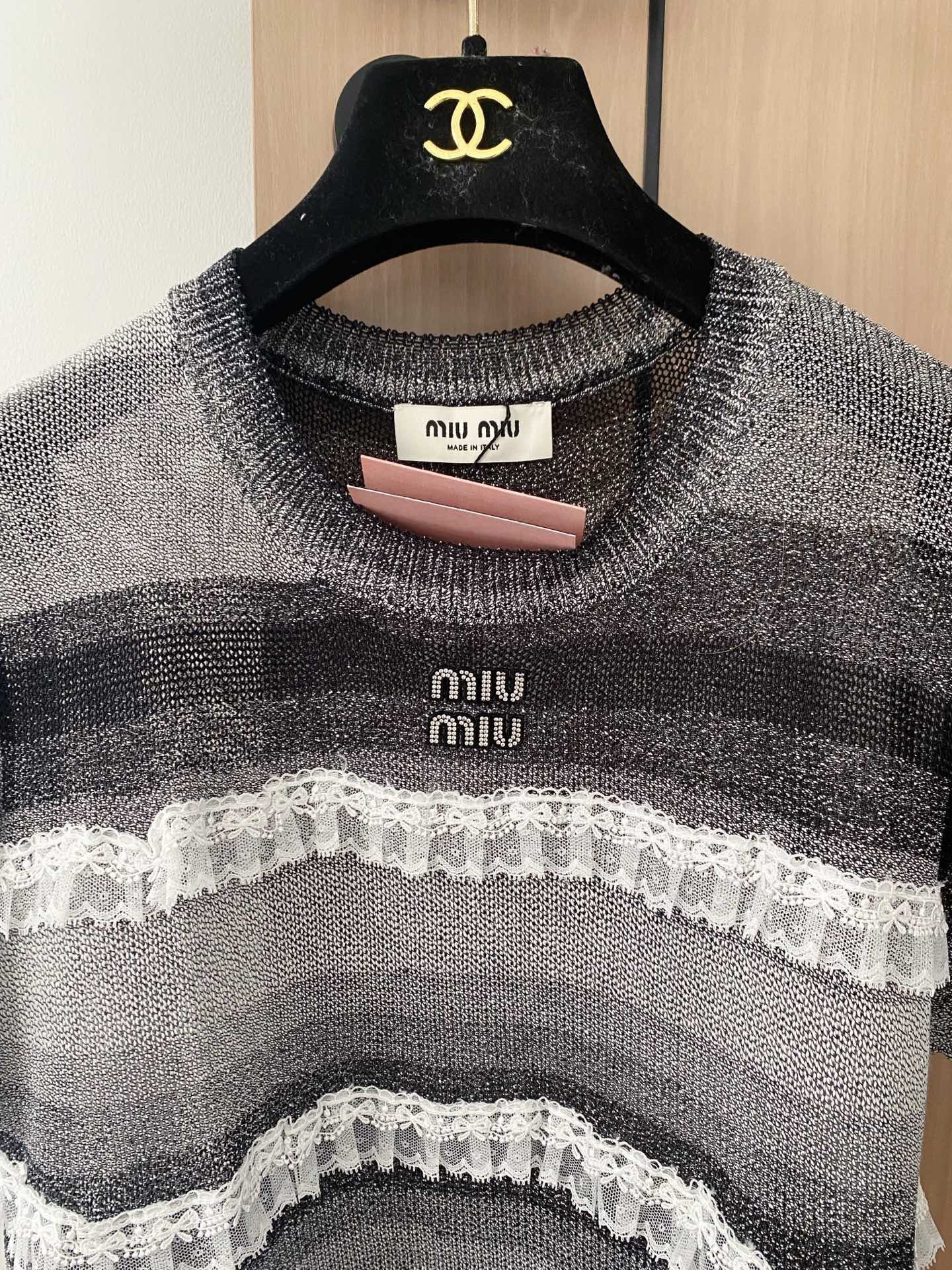 🛒—新款发售— 𝐌𝐢𝐮𝐦𝐢𝐮 𝟐𝟓新款 三色短袖 logo点缀修饰 上身显瘦百搭 𝟑色𝟑碼 𝟑𝟔/𝟑𝟖/