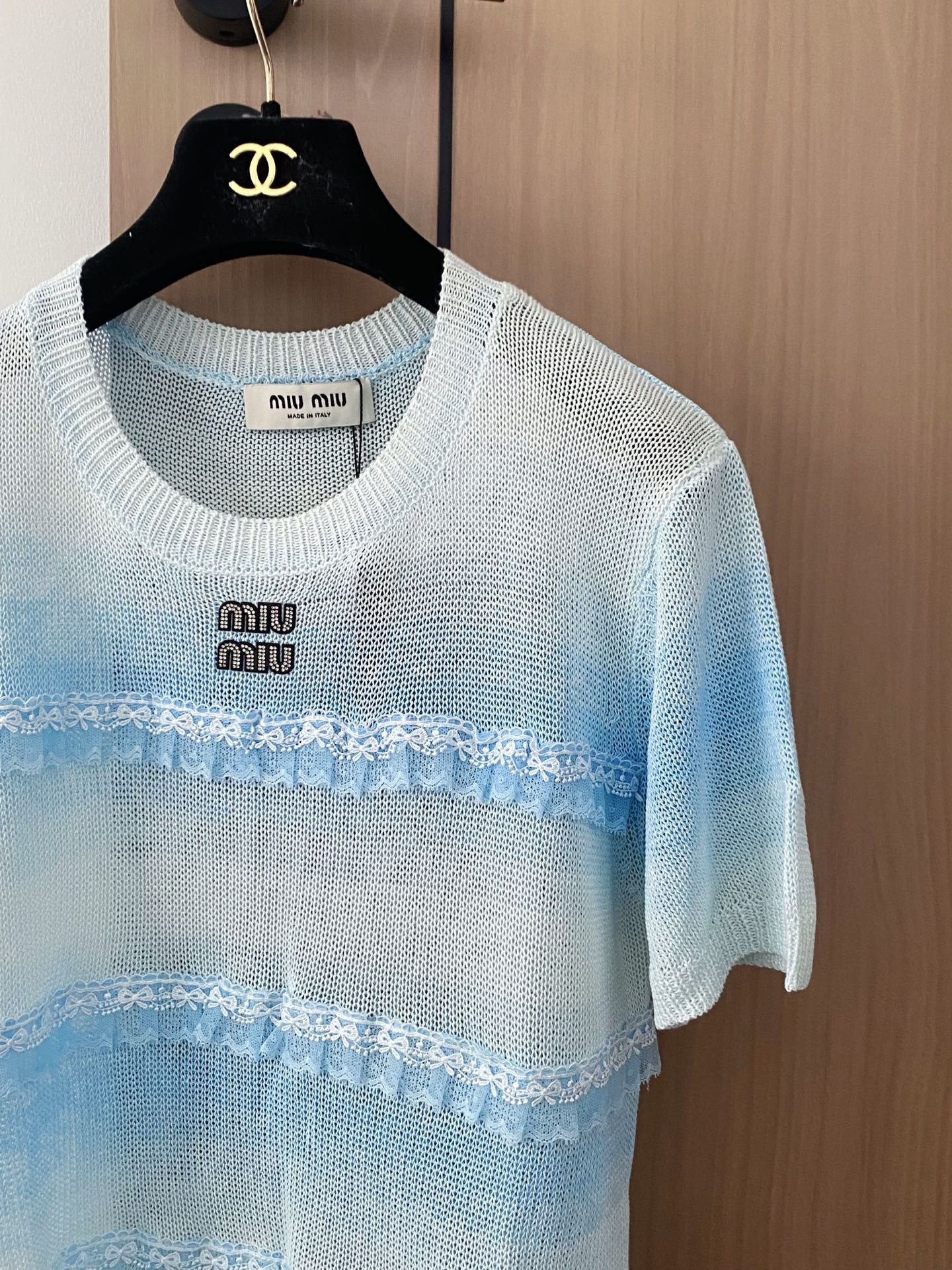 🛒—新款发售— 𝐌𝐢𝐮𝐦𝐢𝐮 𝟐𝟓新款 三色短袖 logo点缀修饰 上身显瘦百搭 𝟑色𝟑碼 𝟑𝟔/𝟑𝟖/