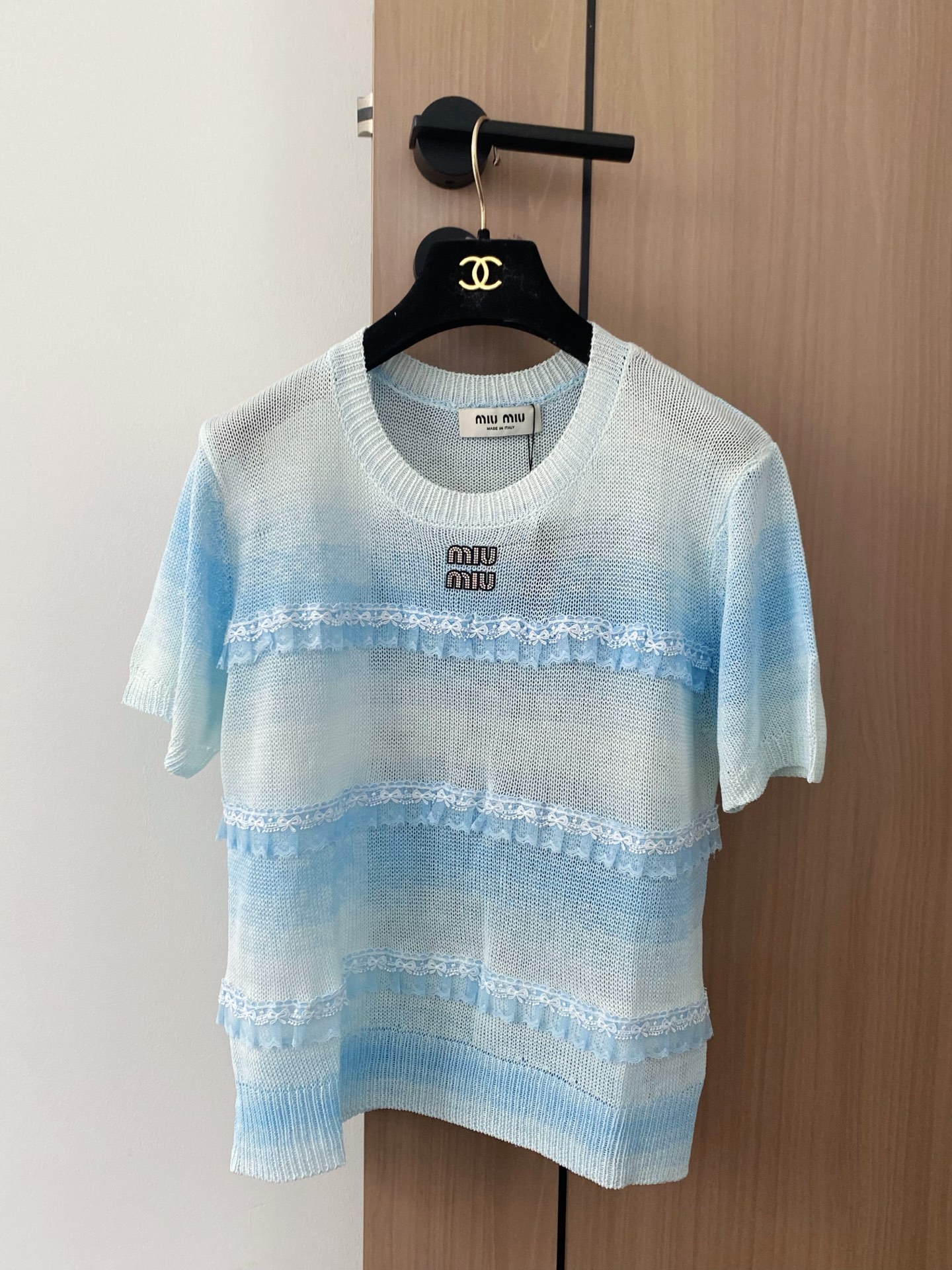 🛒—新款发售— 𝐌𝐢𝐮𝐦𝐢𝐮 𝟐𝟓新款 三色短袖 logo点缀修饰 上身显瘦百搭 𝟑色𝟑碼 𝟑𝟔/𝟑𝟖/