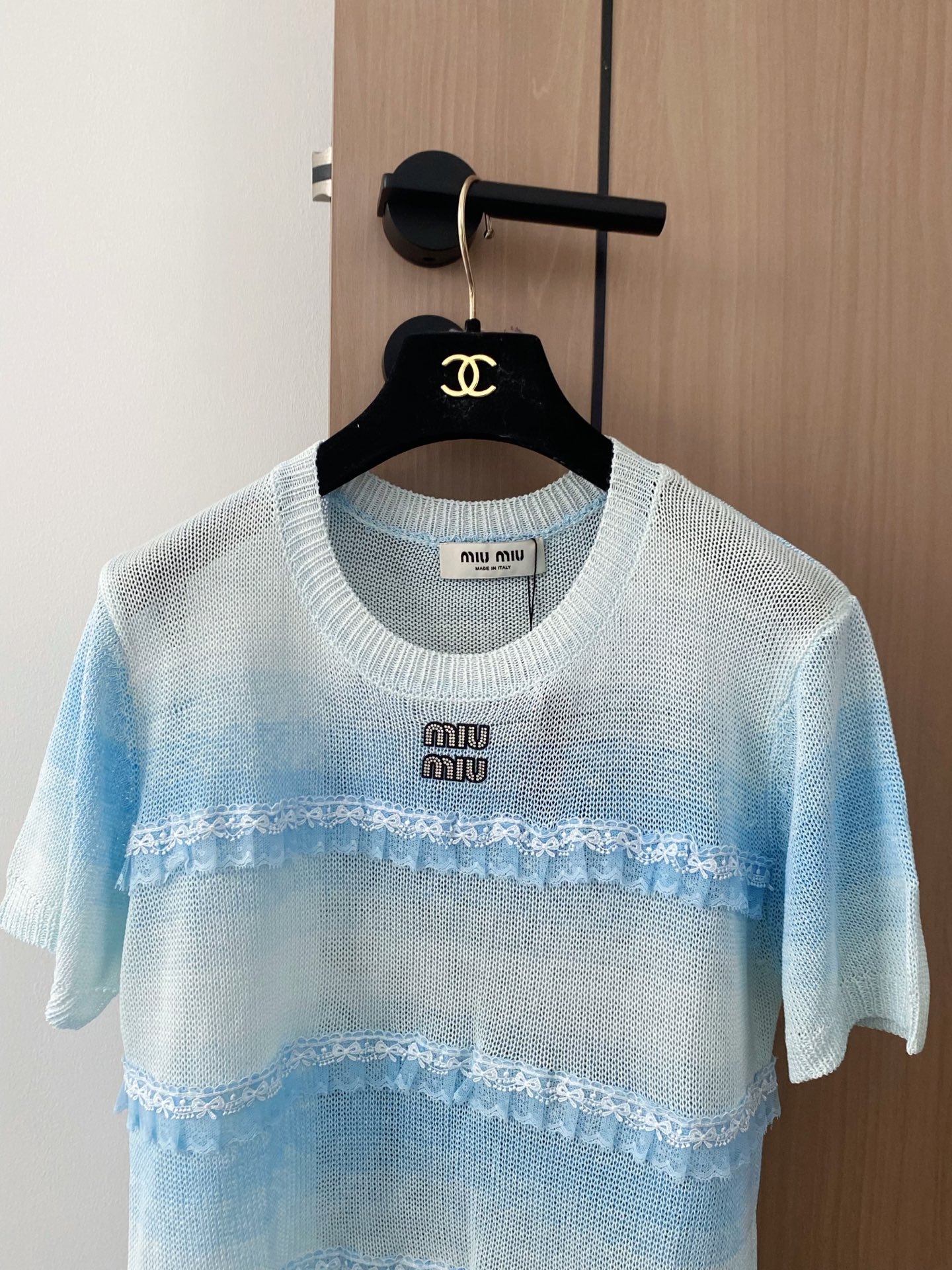 🛒—新款发售— 𝐌𝐢𝐮𝐦𝐢𝐮 𝟐𝟓新款 三色短袖 logo点缀修饰 上身显瘦百搭 𝟑色𝟑碼 𝟑𝟔/𝟑𝟖/