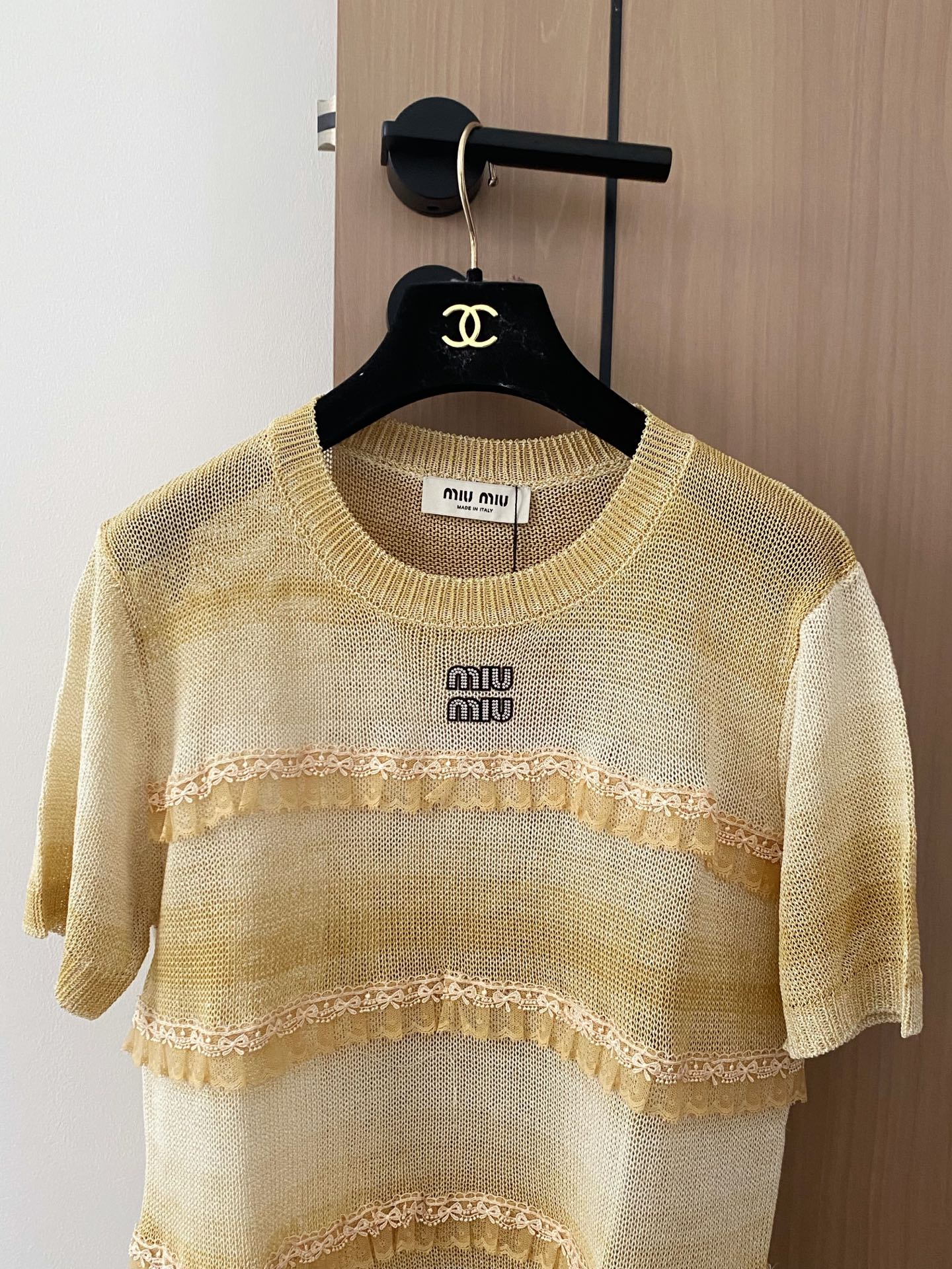 🛒—新款发售— 𝐌𝐢𝐮𝐦𝐢𝐮 𝟐𝟓新款 三色短袖 logo点缀修饰 上身显瘦百搭 𝟑色𝟑碼 𝟑𝟔/𝟑𝟖/