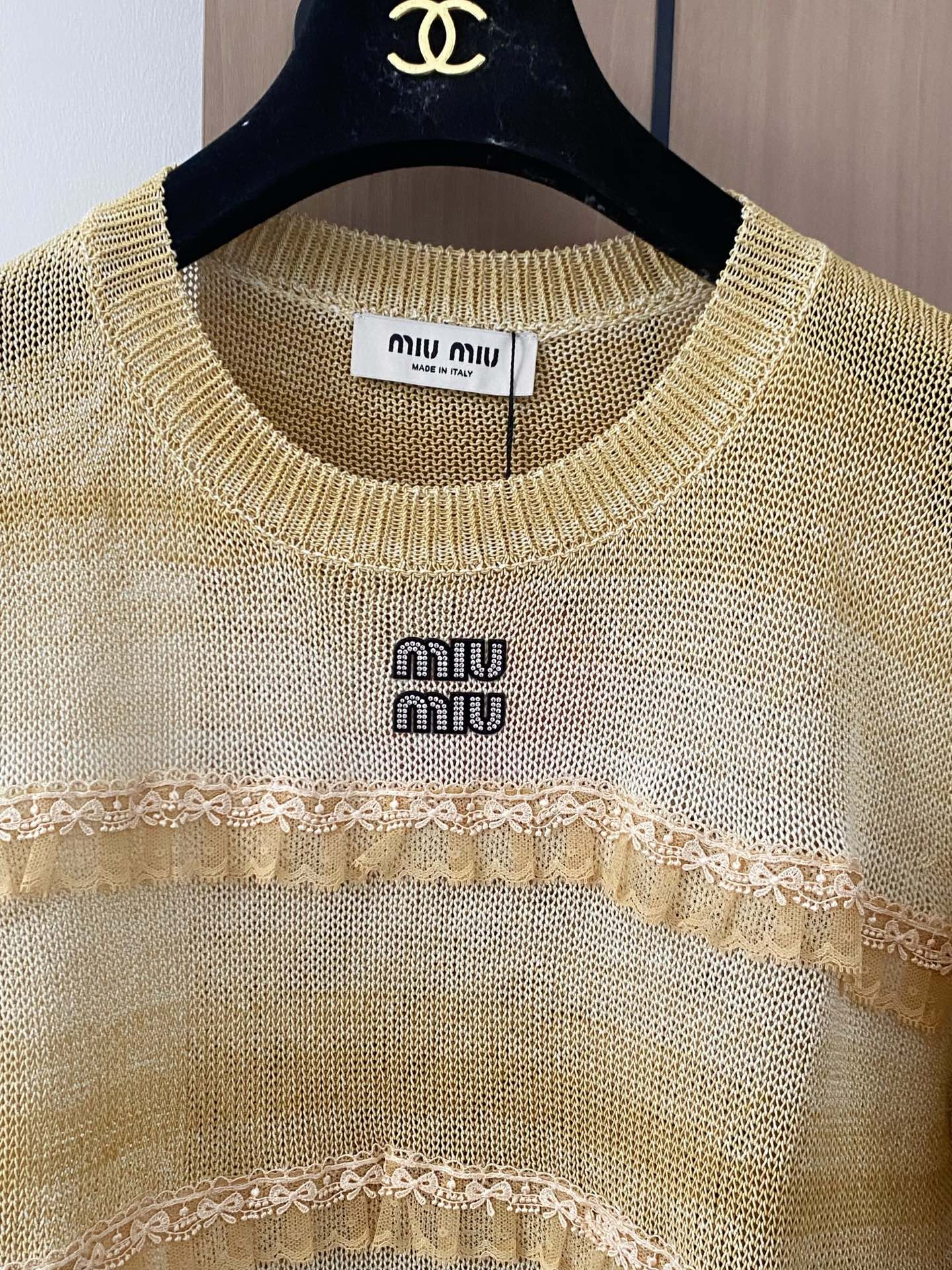 🛒—新款发售— 𝐌𝐢𝐮𝐦𝐢𝐮 𝟐𝟓新款 三色短袖 logo点缀修饰 上身显瘦百搭 𝟑色𝟑碼 𝟑𝟔/𝟑𝟖/