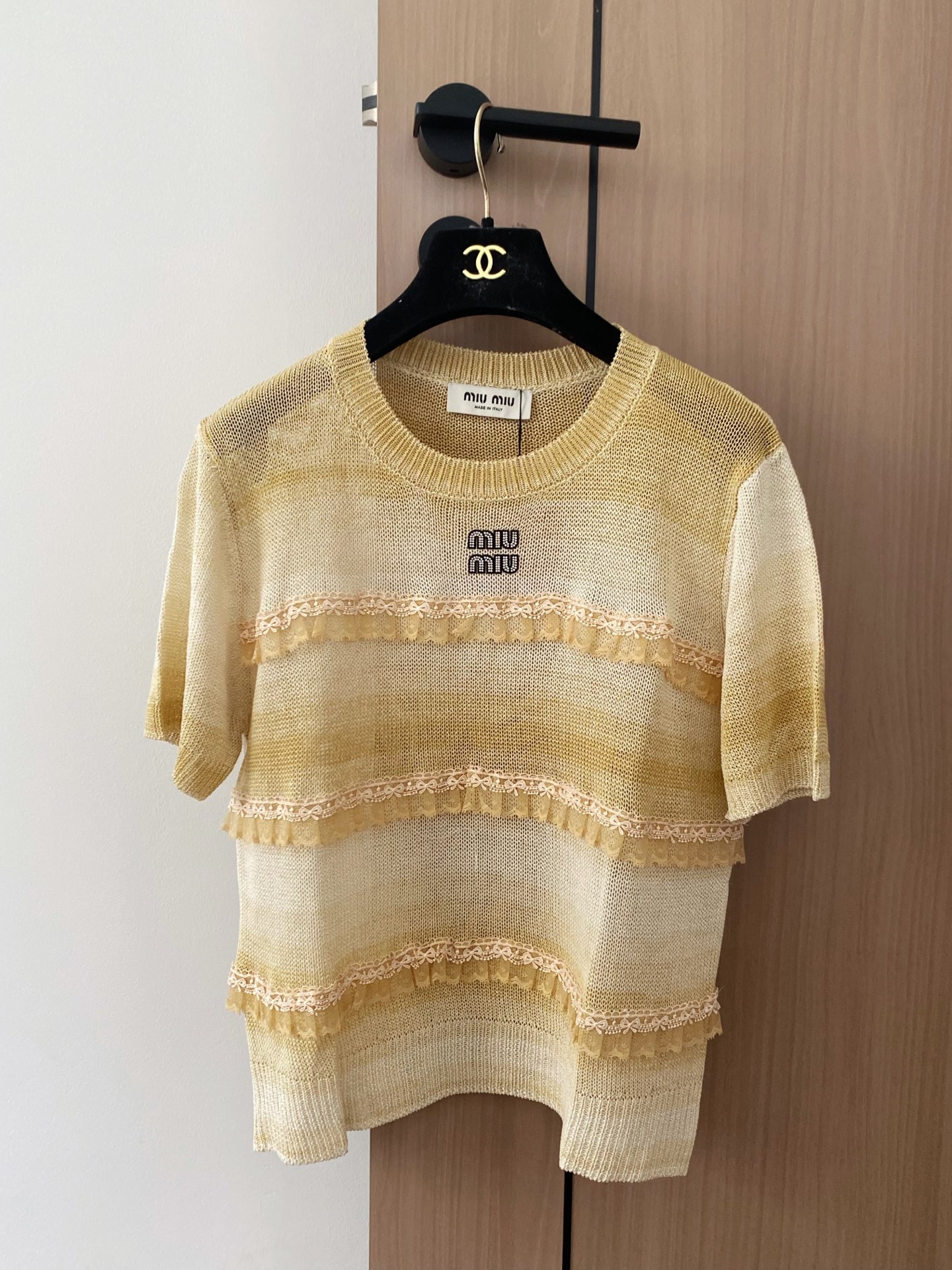 🛒—新款发售— 𝐌𝐢𝐮𝐦𝐢𝐮 𝟐𝟓新款 三色短袖 logo点缀修饰 上身显瘦百搭 𝟑色𝟑碼 𝟑𝟔/𝟑𝟖/