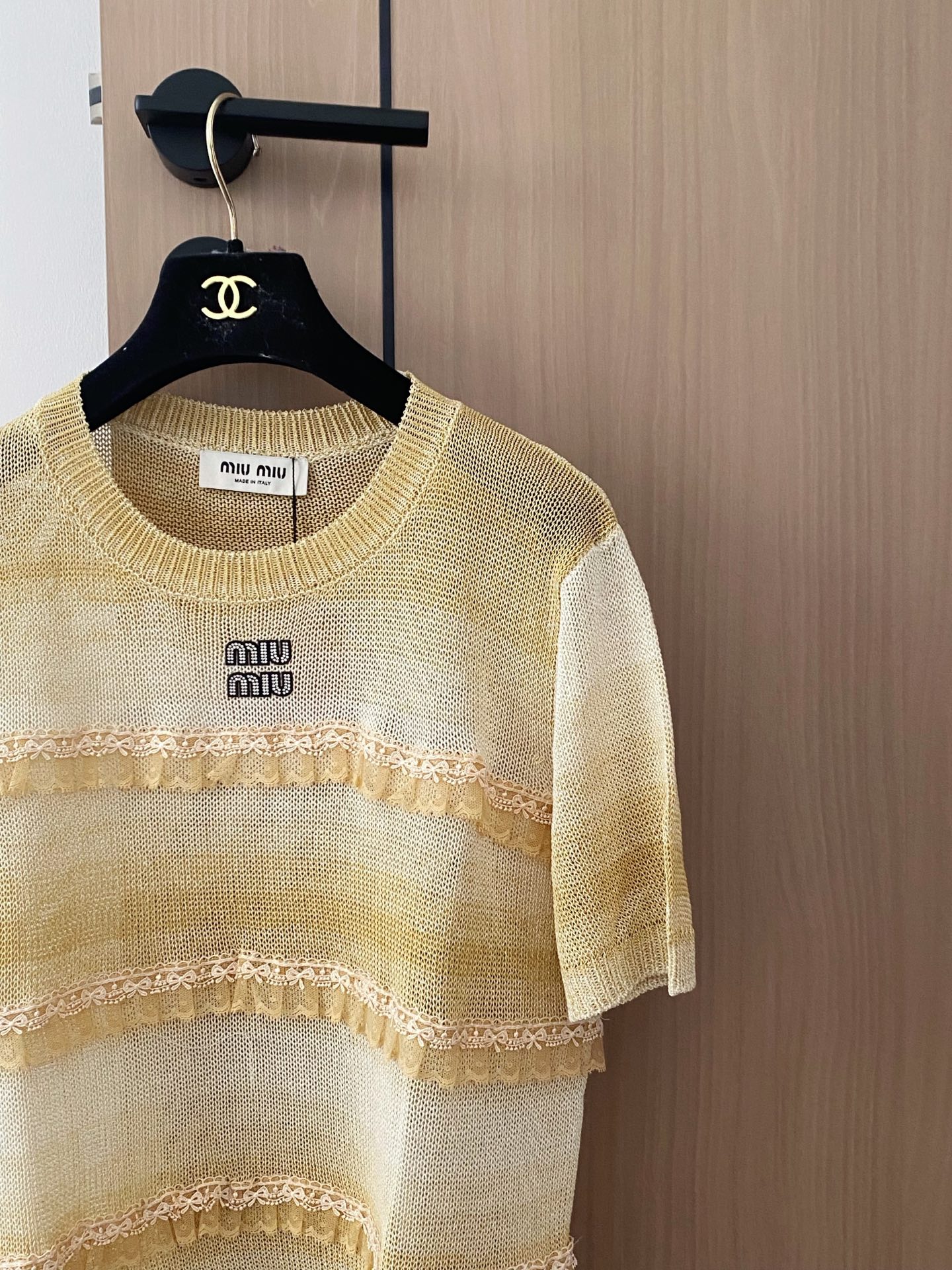 🛒—新款发售— 𝐌𝐢𝐮𝐦𝐢𝐮 𝟐𝟓新款 三色短袖 logo点缀修饰 上身显瘦百搭 𝟑色𝟑碼 𝟑𝟔/𝟑𝟖/
