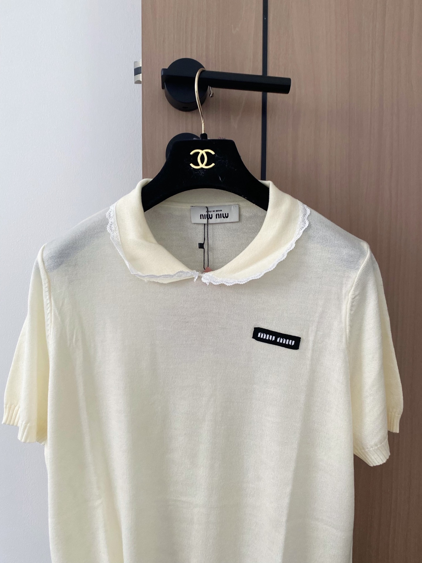 🛒—新款发售— 𝐌𝐢𝐮𝐦𝐢𝐮 𝟐𝟓新款 三色短袖 logo点缀修饰 上身显瘦百搭 𝟑色𝟑碼 𝟑𝟔/𝟑𝟖/