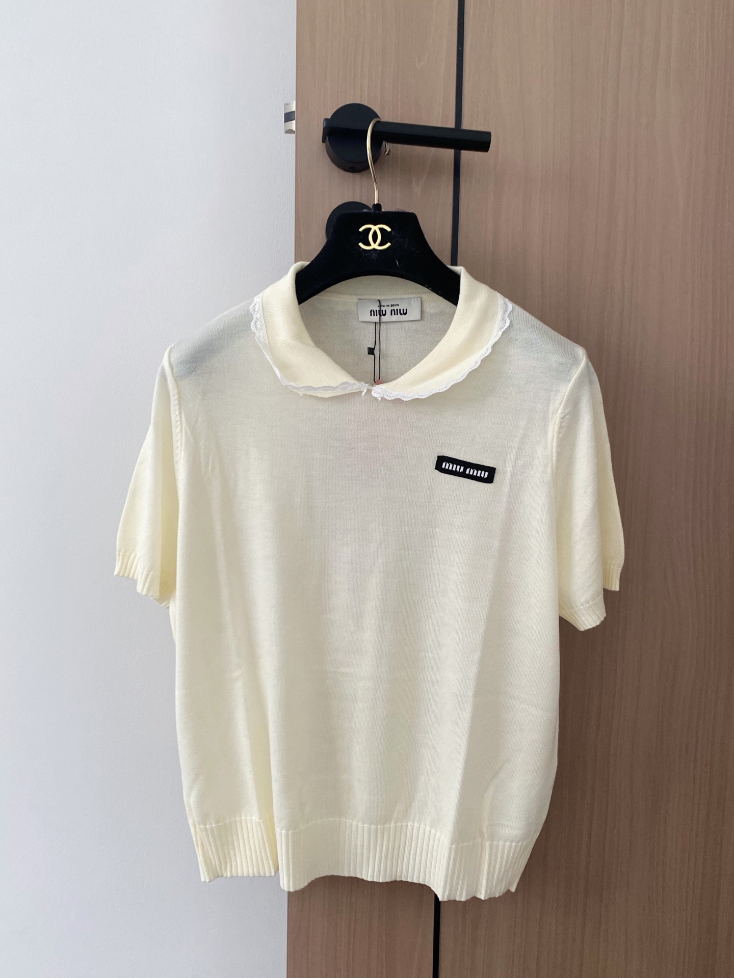 🛒—新款发售— 𝐌𝐢𝐮𝐦𝐢𝐮 𝟐𝟓新款 三色短袖 logo点缀修饰 上身显瘦百搭 𝟑色𝟑碼 𝟑𝟔/𝟑𝟖/