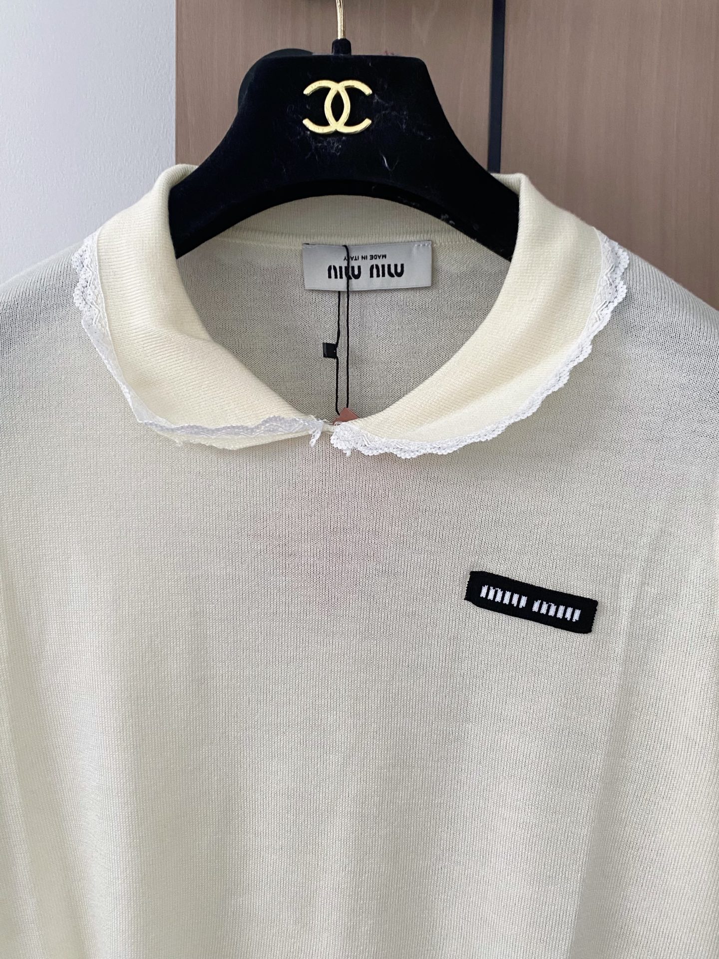 🛒—新款发售— 𝐌𝐢𝐮𝐦𝐢𝐮 𝟐𝟓新款 三色短袖 logo点缀修饰 上身显瘦百搭 𝟑色𝟑碼 𝟑𝟔/𝟑𝟖/
