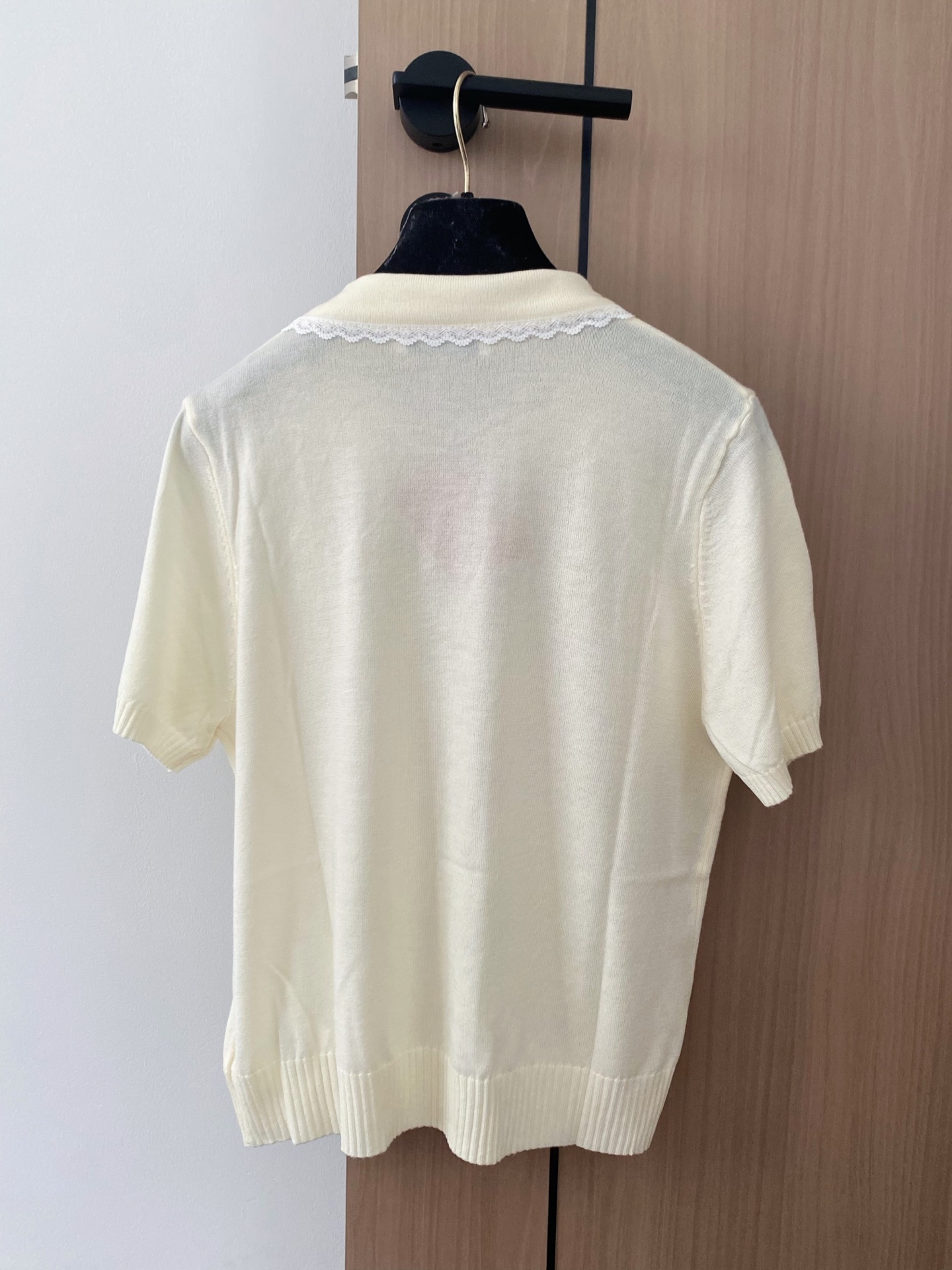🛒—新款发售— 𝐌𝐢𝐮𝐦𝐢𝐮 𝟐𝟓新款 三色短袖 logo点缀修饰 上身显瘦百搭 𝟑色𝟑碼 𝟑𝟔/𝟑𝟖/