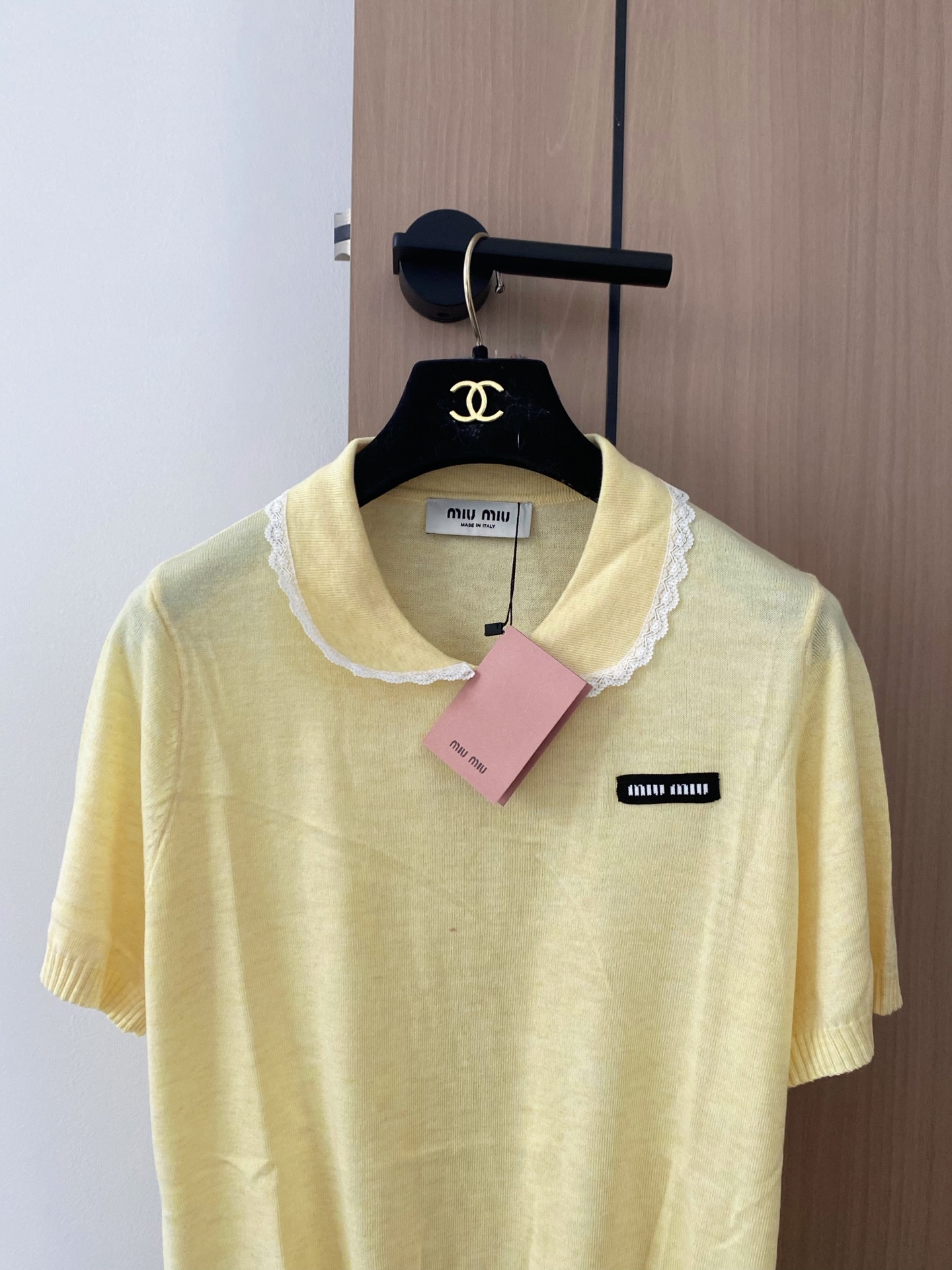 🛒—新款发售— 𝐌𝐢𝐮𝐦𝐢𝐮 𝟐𝟓新款 三色短袖 logo点缀修饰 上身显瘦百搭 𝟑色𝟑碼 𝟑𝟔/𝟑𝟖/