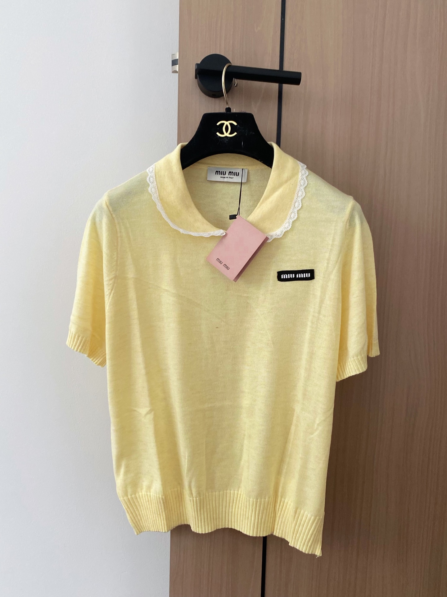 🛒—新款发售— 𝐌𝐢𝐮𝐦𝐢𝐮 𝟐𝟓新款 三色短袖 logo点缀修饰 上身显瘦百搭 𝟑色𝟑碼 𝟑𝟔/𝟑𝟖/