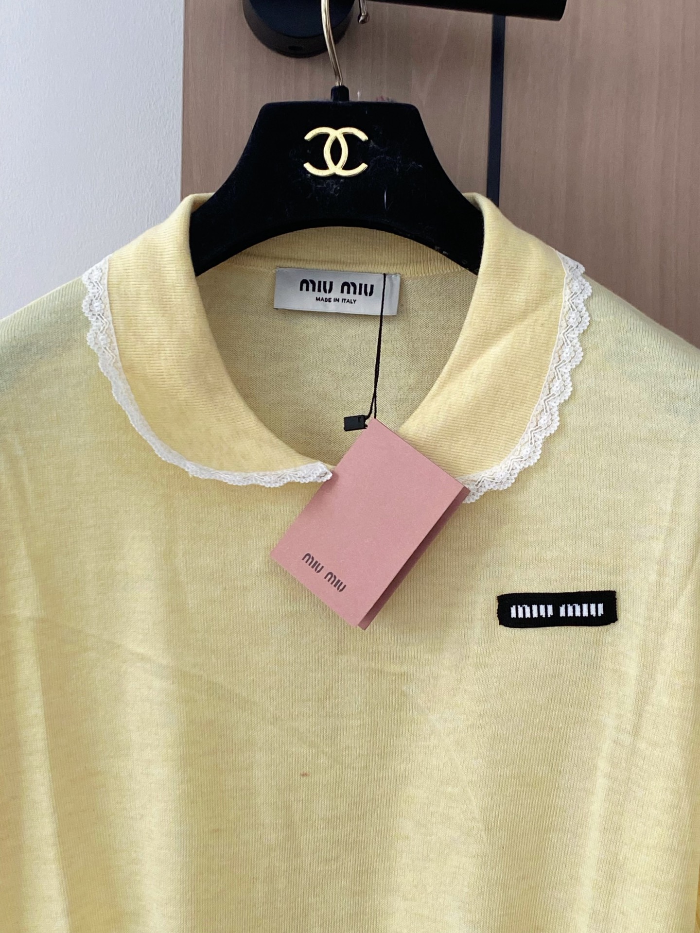 🛒—新款发售— 𝐌𝐢𝐮𝐦𝐢𝐮 𝟐𝟓新款 三色短袖 logo点缀修饰 上身显瘦百搭 𝟑色𝟑碼 𝟑𝟔/𝟑𝟖/