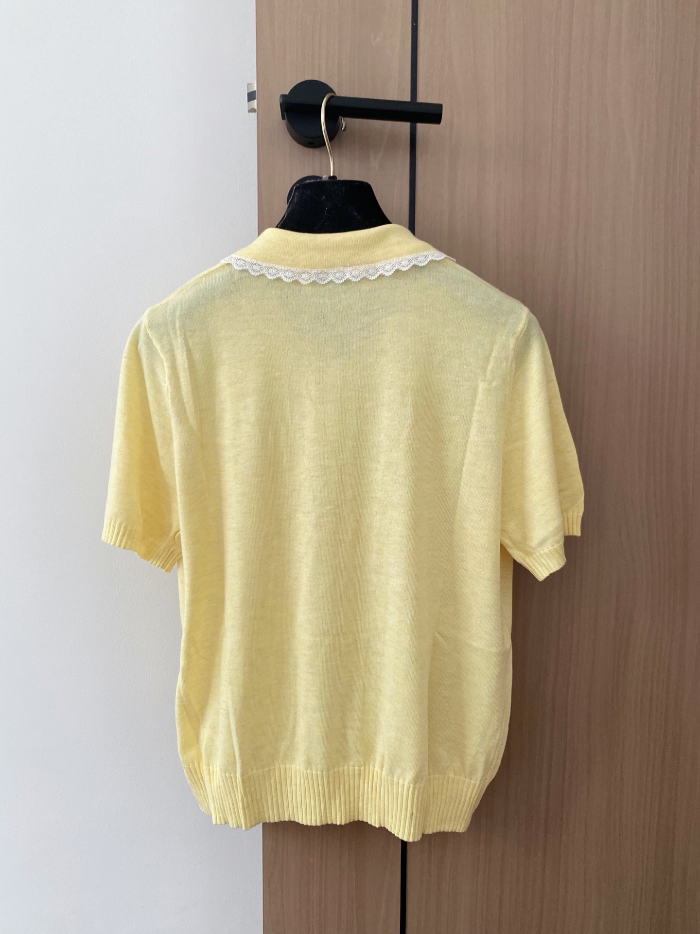 🛒—新款发售— 𝐌𝐢𝐮𝐦𝐢𝐮 𝟐𝟓新款 三色短袖 logo点缀修饰 上身显瘦百搭 𝟑色𝟑碼 𝟑𝟔/𝟑𝟖/