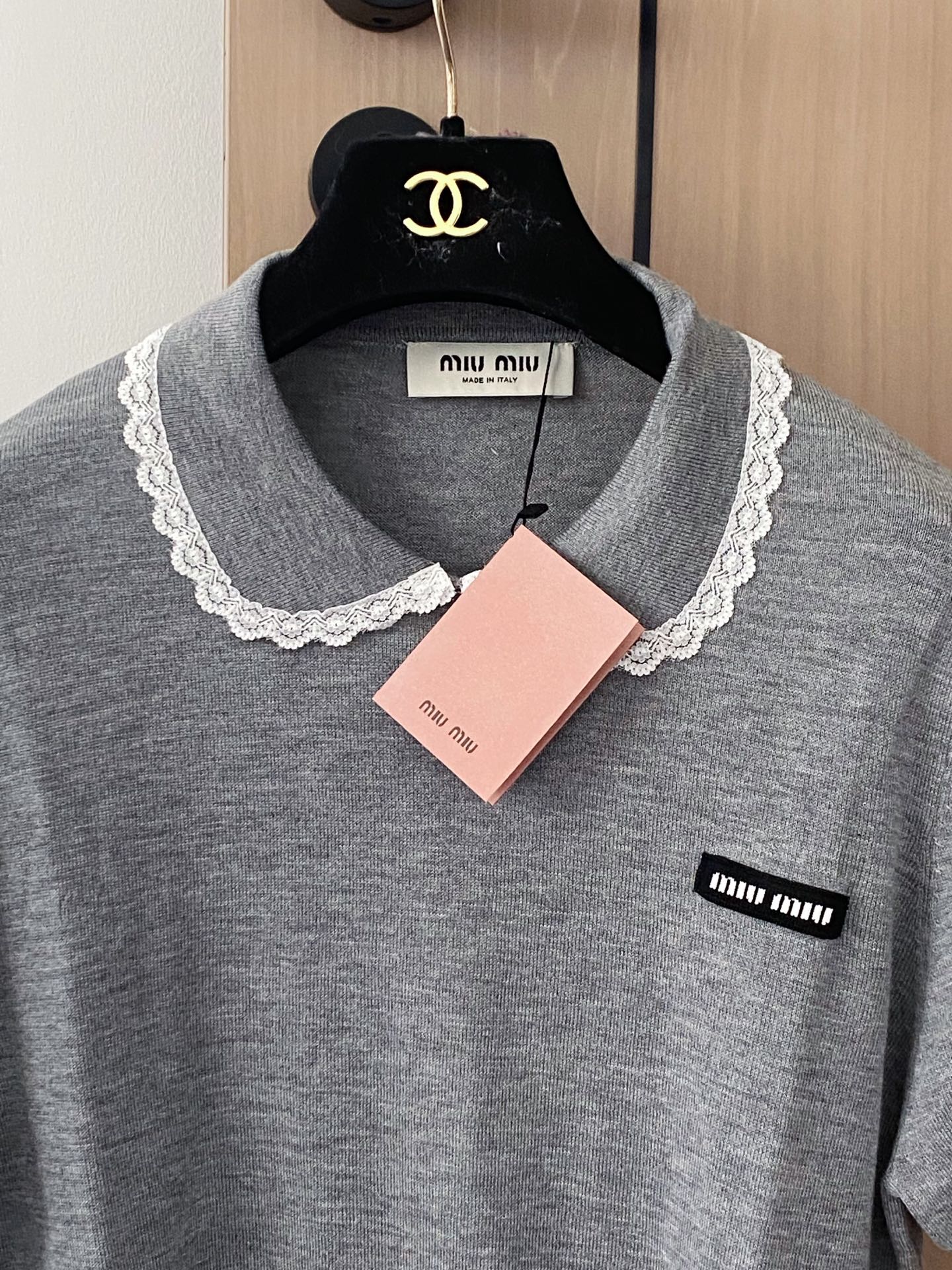 🛒—新款发售— 𝐌𝐢𝐮𝐦𝐢𝐮 𝟐𝟓新款 三色短袖 logo点缀修饰 上身显瘦百搭 𝟑色𝟑碼 𝟑𝟔/𝟑𝟖/