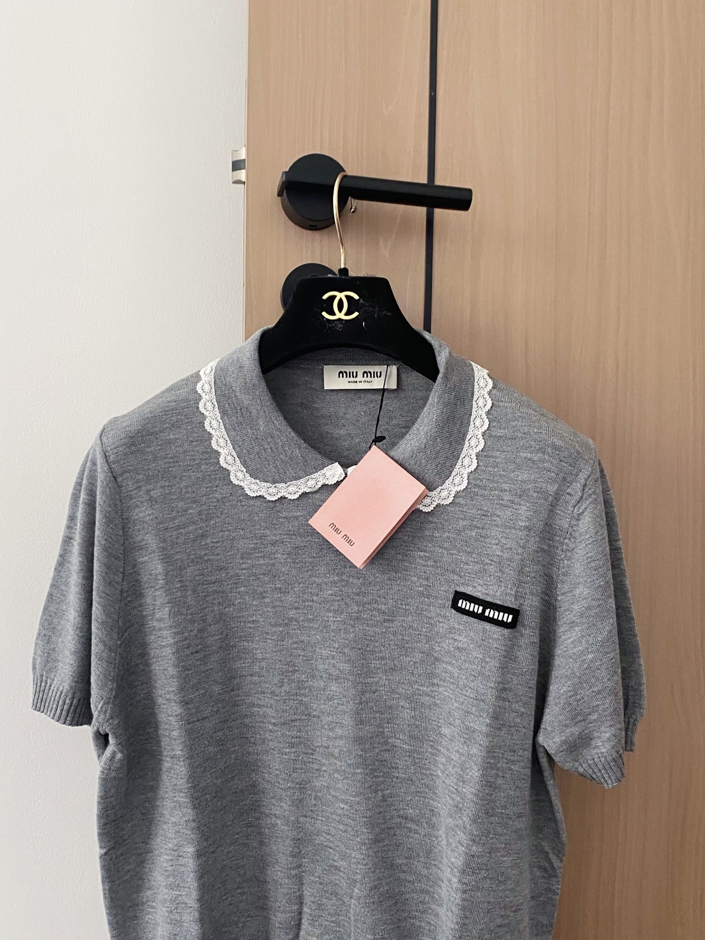 🛒—新款发售— 𝐌𝐢𝐮𝐦𝐢𝐮 𝟐𝟓新款 三色短袖 logo点缀修饰 上身显瘦百搭 𝟑色𝟑碼 𝟑𝟔/𝟑𝟖/