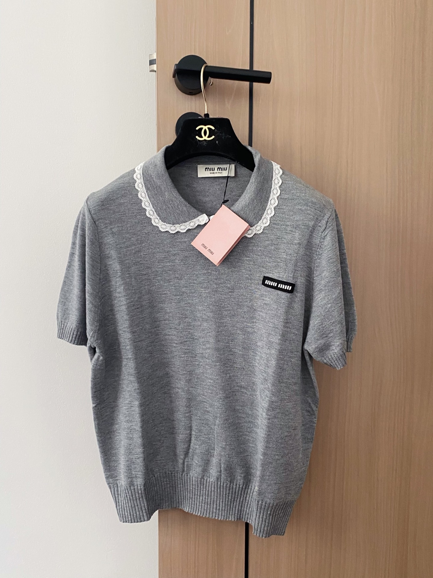🛒—新款发售— 𝐌𝐢𝐮𝐦𝐢𝐮 𝟐𝟓新款 三色短袖 logo点缀修饰 上身显瘦百搭 𝟑色𝟑碼 𝟑𝟔/𝟑𝟖/