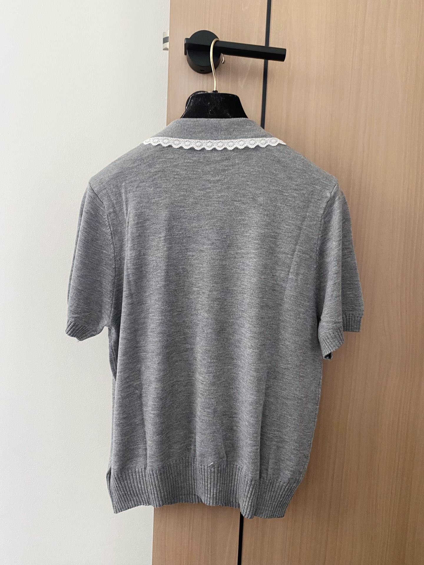 🛒—新款发售— 𝐌𝐢𝐮𝐦𝐢𝐮 𝟐𝟓新款 三色短袖 logo点缀修饰 上身显瘦百搭 𝟑色𝟑碼 𝟑𝟔/𝟑𝟖/