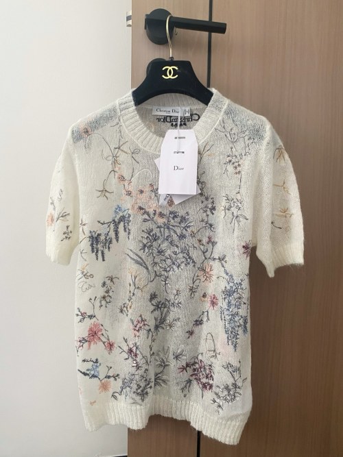 Dior 2024 Spring/Summer Floral Knit Short Sleeve Top, Soft and Versatile 1 Dior 2024 Spring/Summer Floral Knit Short Sleeve Top, Soft and Versatile