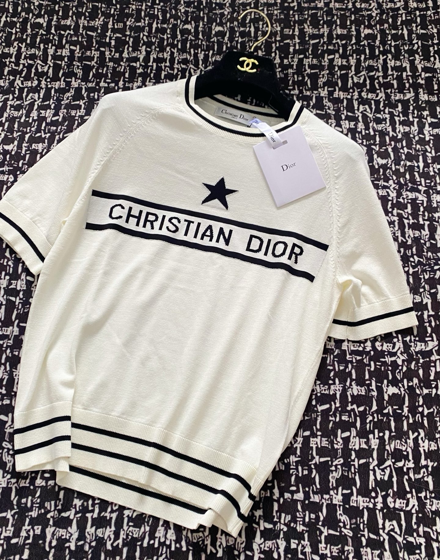 NO:335632,New two-color short-sleeved logo pattern embellishment and decoration, upper body makes you look slim and fashionable. Size //, T-shirt, alexander wang19860909新款 二色短袖 logo图案点缀修饰 上身顯瘦時尚 码数//,,T-shirt,alexander wang,Women's clothing