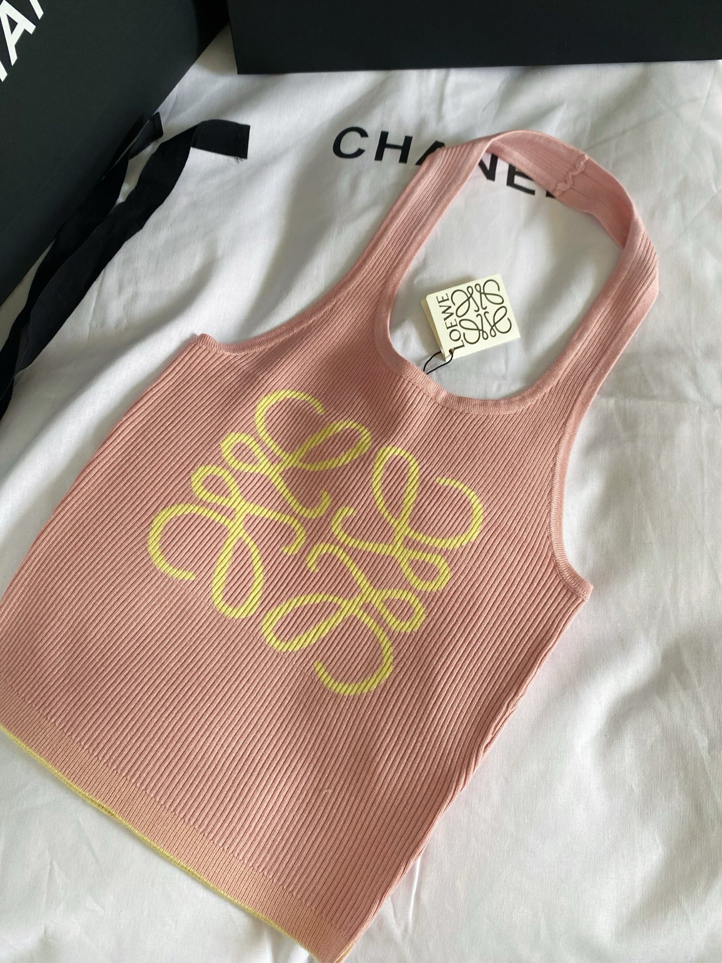 NO:335628,Early spring three-color halter vest pattern logo modification matching, the upper body looks super slim, size //, alexander wang19860909早春三色挂脖背心 图案logo修饰搭配 上身超級顯瘦 码数//,,alexander wang,Women's clothing