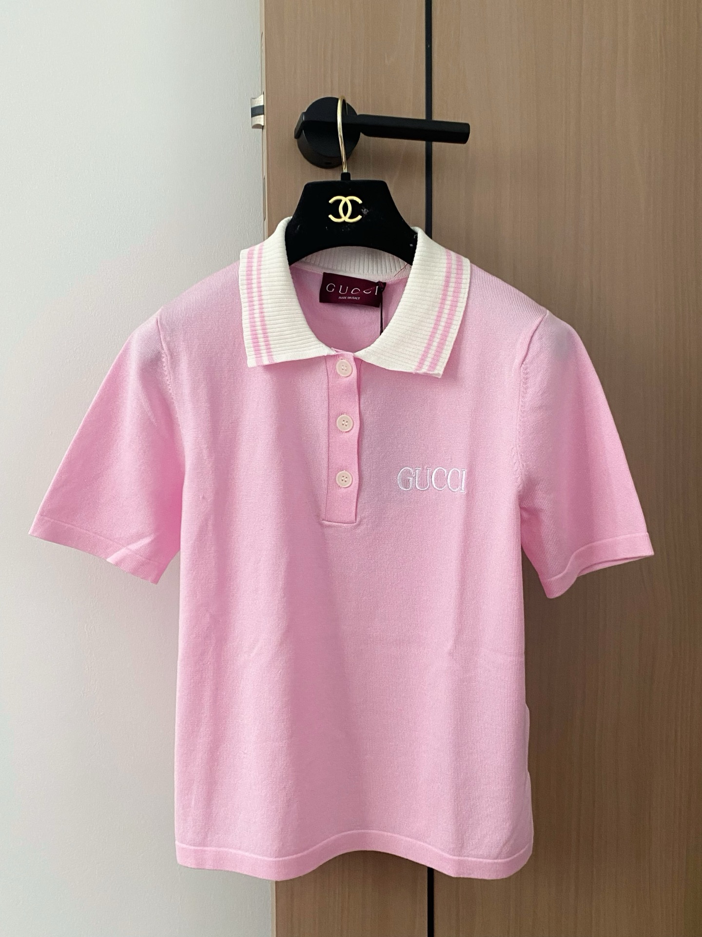 NO:424343,New early spring style, two-color lapel knitted short sleeves, embroidered logo embellishment, upper body temperament, slim color, size //,,T-shirt,alexander wang19860909早春新款 二色翻领针织短袖 刺绣logo装饰点缀 上身氣質显瘦 色 码数//,,T-shirt,alexander wang,Women's clothing