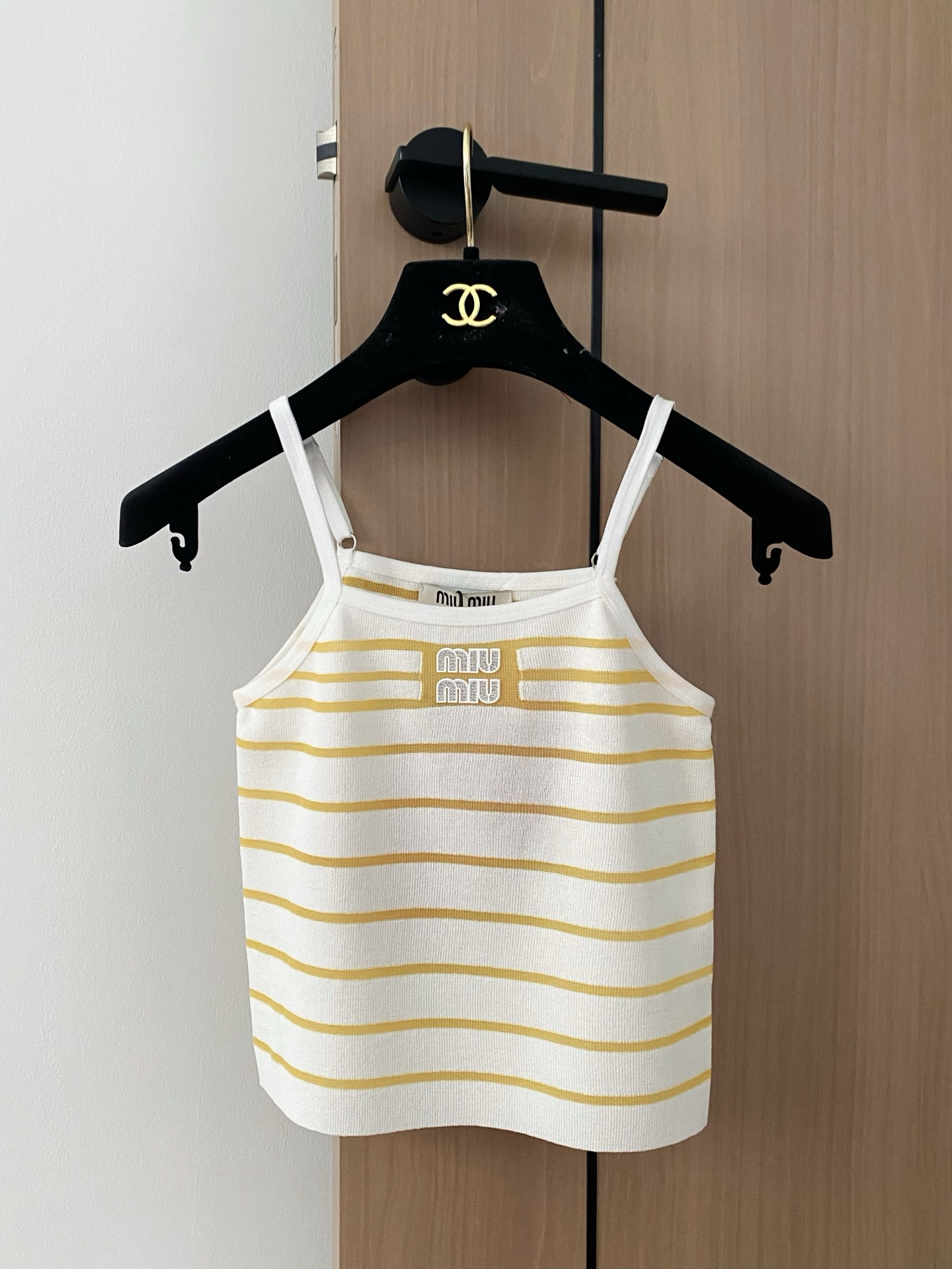 NO:424316,New two-color vest logo embellishment contrasting stripe embellishment upper body slim and versatile color number //,,alexander wang19860909新款 二色背心 logo点缀修饰 撞色条纹修饰点缀 上身显瘦百搭 色 码数//,,alexander wang,Women's clothing