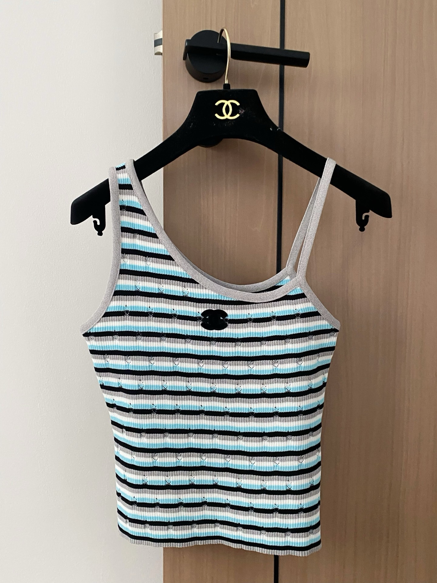 NO:424308,New two-color off-shoulder vest, breathable fabric, logo pattern design and embellishment!  High-end atmosphere of upper body color code number //, alexander wang19860909新款 二色斜肩背心 面料透气 logo图案设计修饰点缀！上身高级氛围感 色 码数//,,alexander wang,Women's clothing