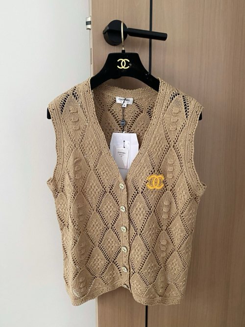 Chanel 25 New Hollow Knit Vest Breathable Logo Embellishment High-end Top 1 Chanel 25 New Hollow Knit Vest Breathable Logo Embellishment High-end Top