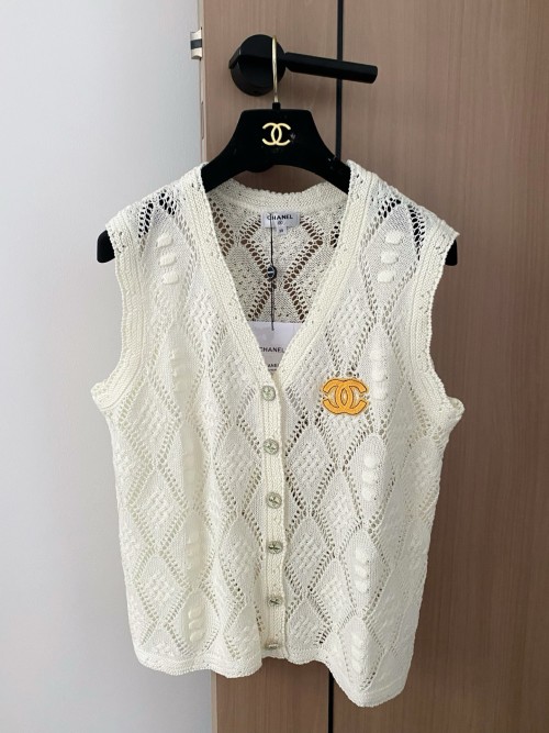 Chanel 25 New Two-Tone Hollow Knit Vest - Breathable, Logo Embellished 1 Chanel 25 New Two-Tone Hollow Knit Vest - Breathable, Logo Embellished