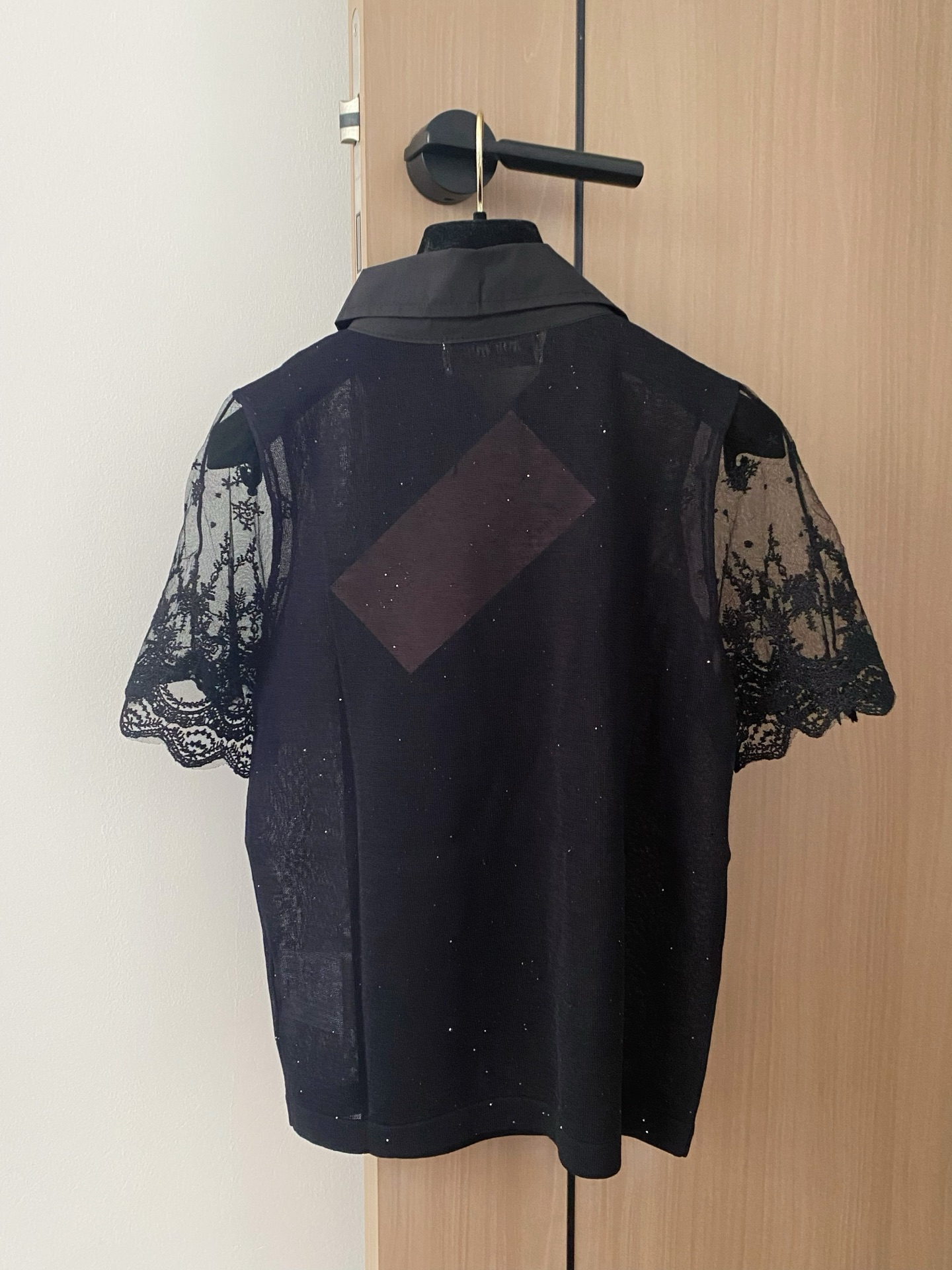 🛒—新款发售— 𝐌𝐢𝐮𝐦𝐢𝐮 𝟐𝟓新款 二色短袖 logo点缀修饰 上身显瘦百搭 𝟐色𝟑碼 𝟑𝟔/𝟑𝟖/