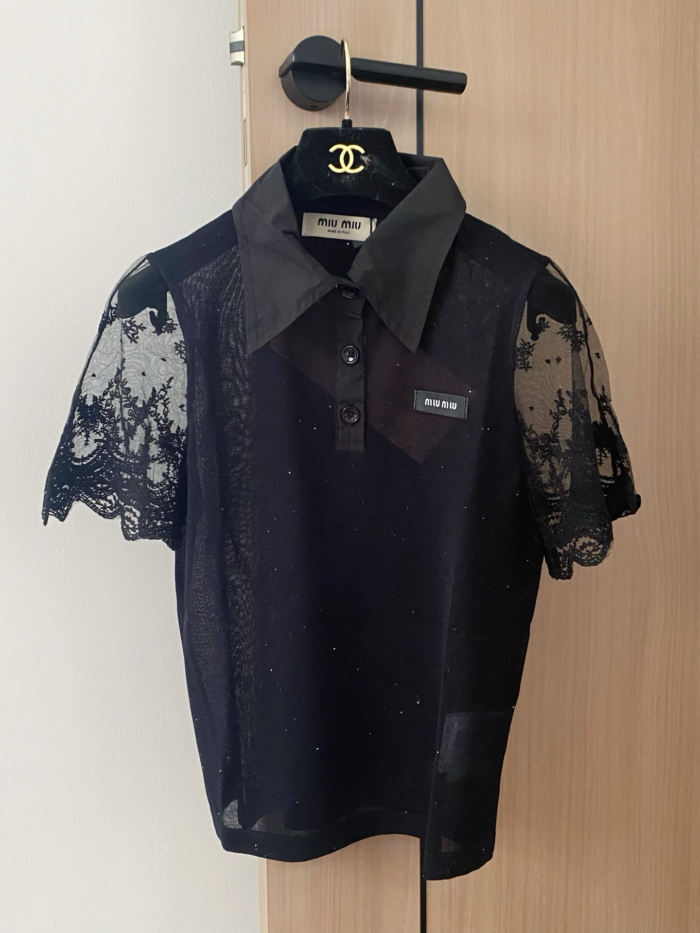 🛒—新款发售— 𝐌𝐢𝐮𝐦𝐢𝐮 𝟐𝟓新款 二色短袖 logo点缀修饰 上身显瘦百搭 𝟐色𝟑碼 𝟑𝟔/𝟑𝟖/